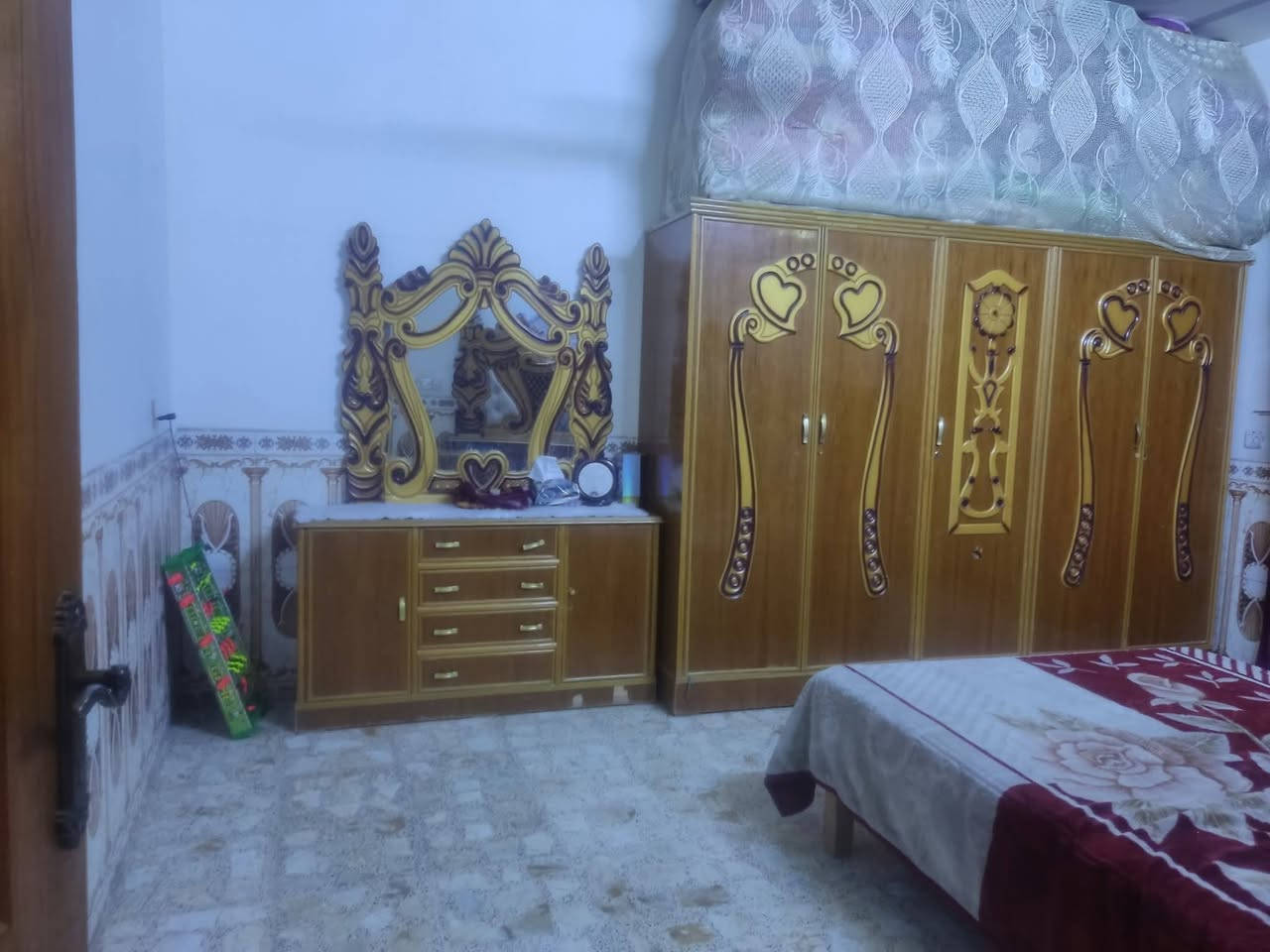 السلام عليكم منزل زراعي سند ٢٥ في بستان علي كمال منطقه الكماليه المساحه ١١٢ متر الواجهه ٨ متر و النزال ١٤ متر بناء عام ٢٠٢٠ طابق واحد كما موضح ب الصور كراج صغير و خدمات متر و ربع مربع و الإستقبال ٤×٥ و غرفه نوم ٤×٥ و مطبخ بارد مفتوح على صاله الجلوس ٤×١٠ و خدمات دخليه غربي مع حمام ٢×٢٥ و مطبخ حار ٦×١،٢٥ و بيتونه كبيره ٨×٤ و الستاره بناء مترين ارتفاع تسعه انج و ارتفاع السقف ٣ متر و ١٥ سم و شتايكر كامل المنزل كما ترونه لا يحتاج ان تصرف عليه بعون الله تعالى السعر ب الاتصال على الرقم ***********  اعتذر عن عدم الرد في التعليقات لعدم تواجدي في الفيس بوك و متواجد على ال وتساب اتصل بأي وقت يعجبك
