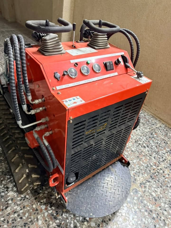 ‎للبيع: ميني شفل واقف مجنزر (AGT LRT 23)
* الماركة: AGT Industrial
* الموديل: LRT23
* الحالة: [ممتازة ]
‎المواصفات المميزة:
* شفل مجنزر (سحّاف) حجم صغير ممتاز للأماكن الضيقة والأزقة.
* نظام قيادة واقف مع لوحة عدادات وهيدروليك كامل.
* هيدروليك إضافي لربط ملحقات متعددة.
* محرك قوي واقتصادي.
‎📍 الموقع: [بغداد / الشعلة] 📞 للتواصل والاستفسار [***********] ل"]

