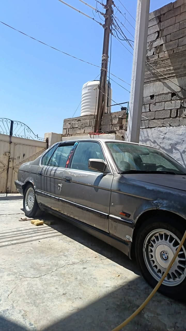 السلام عليكم بي ام 735 اصل مكينه جديدة كهربائيات خير من الله صدر جديد سنويتهة ل28 غرفتهة جديدة كلشش نضيفة سياره بلاديه عنوان ديالئ بعقوبة للاستفسار ***********
