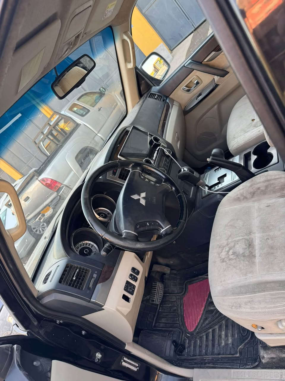 جيب باجيرو رقم اصولي انبيعها اوليات سنويه ضايعه ومانندل صاحبها يعني كوم حديد بس رقم اصلي 

موديل 2015 السياره كلش نضيفه 
4*4
سعرها شده وبيها شوى مجال 

***********
