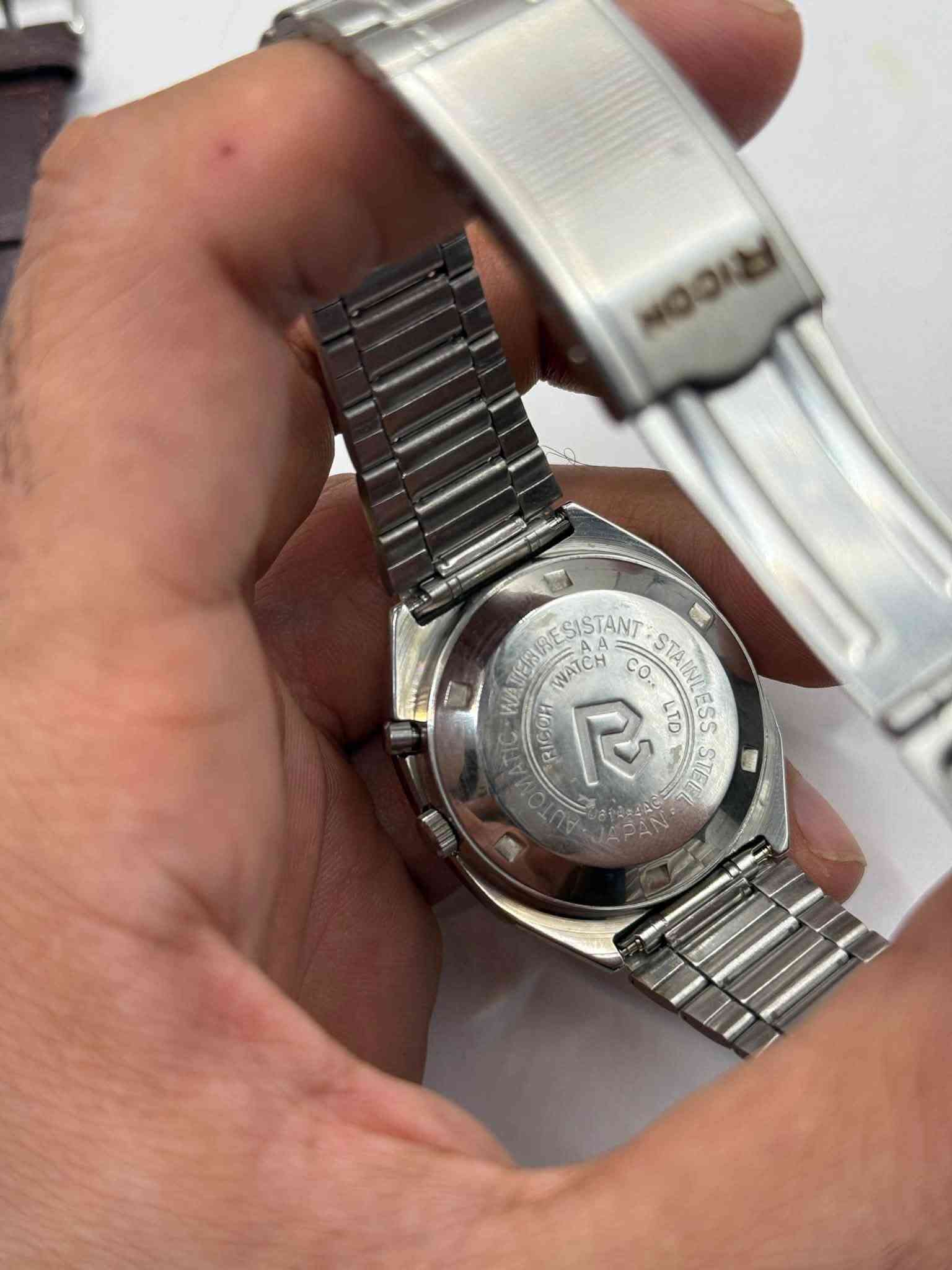 ريكو
ياباني 
اوتوماتيك 
دي ديت 
21 حجر 
عقارب ارقام لمينوس
مختمه الساعه
قطر 40 
السعر 75 الف
