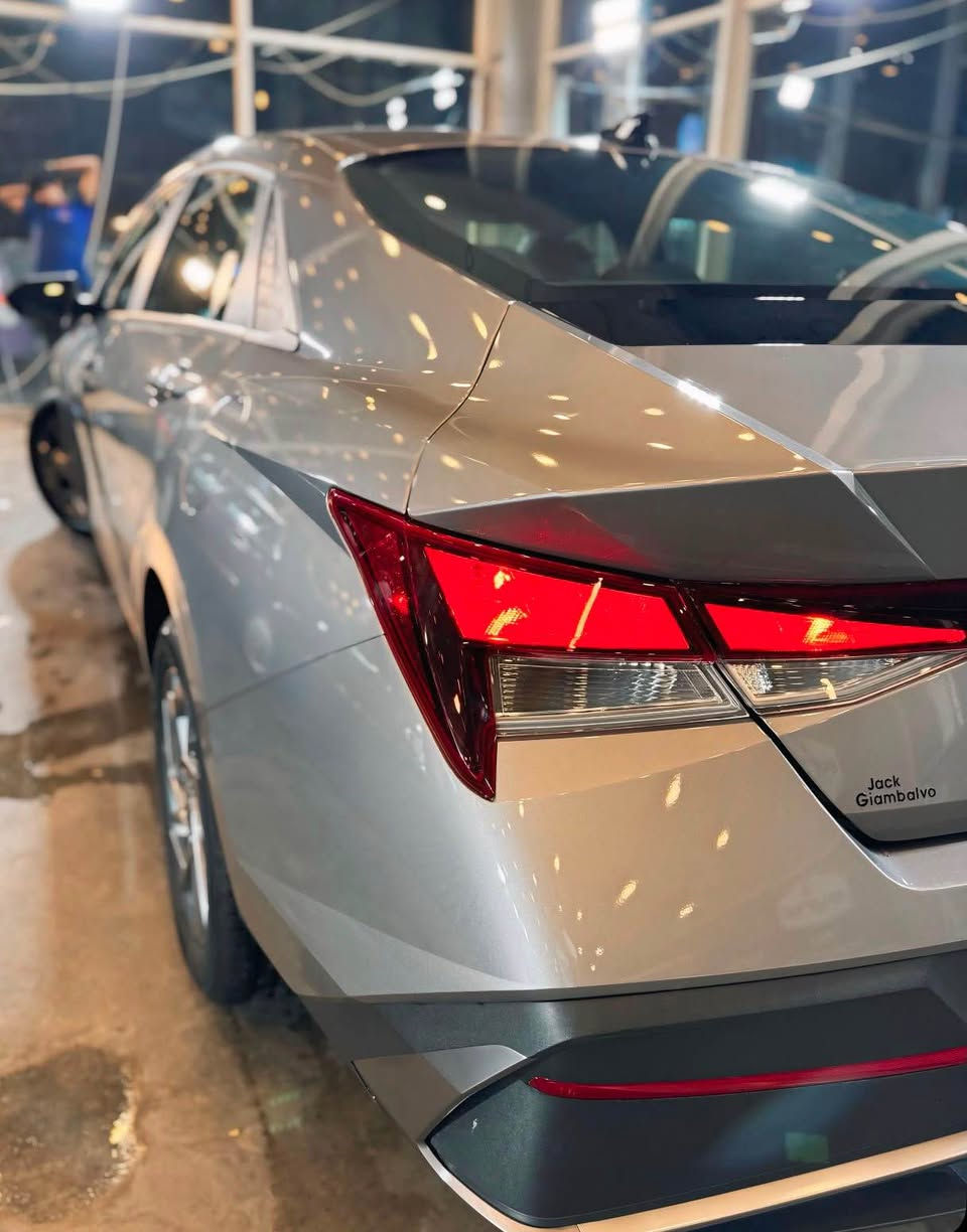 السلام عليكم 🌹مرقمه كامله بيها رقم  ورقم بغداد  بنزين 

2024 HYUNDAI ELANTRA SEL 🇺🇸

🛣️ الماشية: 13 ألف ميل

المواصفات:
✅ محرك 2.0 لتر (4 سلندر)
✅ جير أوتوماتيك
✅ تشغيل بصمة
✅ دخول ذكي
✅ شاشة كبيرة
✅ Apple CarPlay & Android Auto
✅ كامرة خلفية
✅ حساسات خلفية
✅ مثبت سرعة
✅ تحكم كامل بالستيرن
✅ رادار أمامي
✅ نظام الحفاظ على المسار
✅ تحذير النقطة العمياء
✅ تحذير حركة المرور الخلفية
✅ إضاءة LED
✅ جنوط ألمنيوم
✅ مرايا كهربائية
✅ بلوتوث وUSB

✔️ بدون شاصي
✔️ بدون لغد

✔️ الإيرباكات، الستيرن، الدشبول، والطاكات 

الحادث بأمريكا: جاملغ باردوبنيد نفسه معدل على كد شبر كلير فقط.

ملاحظة: بها طخة خفيفة من دراجة داخل العراق، كما موضحة بالصور، ولم يتم تصليحها.

📍 بغداد – اليرموك

📞 *********** بغداد, العراق
