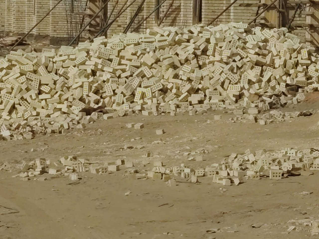 سلام عليكم الدينا جميع نواع الواد إلى بناء البيوت من رمل وحص وسبيس ورمل مالت البخ وجص وسميت  جميع الأنواع ويضم نعمل إلى دفن العرصات من تراب وسبيت وحادلة مطاطية وضلفية رقم الهاتف *********** مرتضى سكلة
