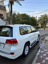 من رخصت مدير الكروب لاندكروز موديل  ١٧السياره جديده جدا ماشيه ٦٥الف وق...