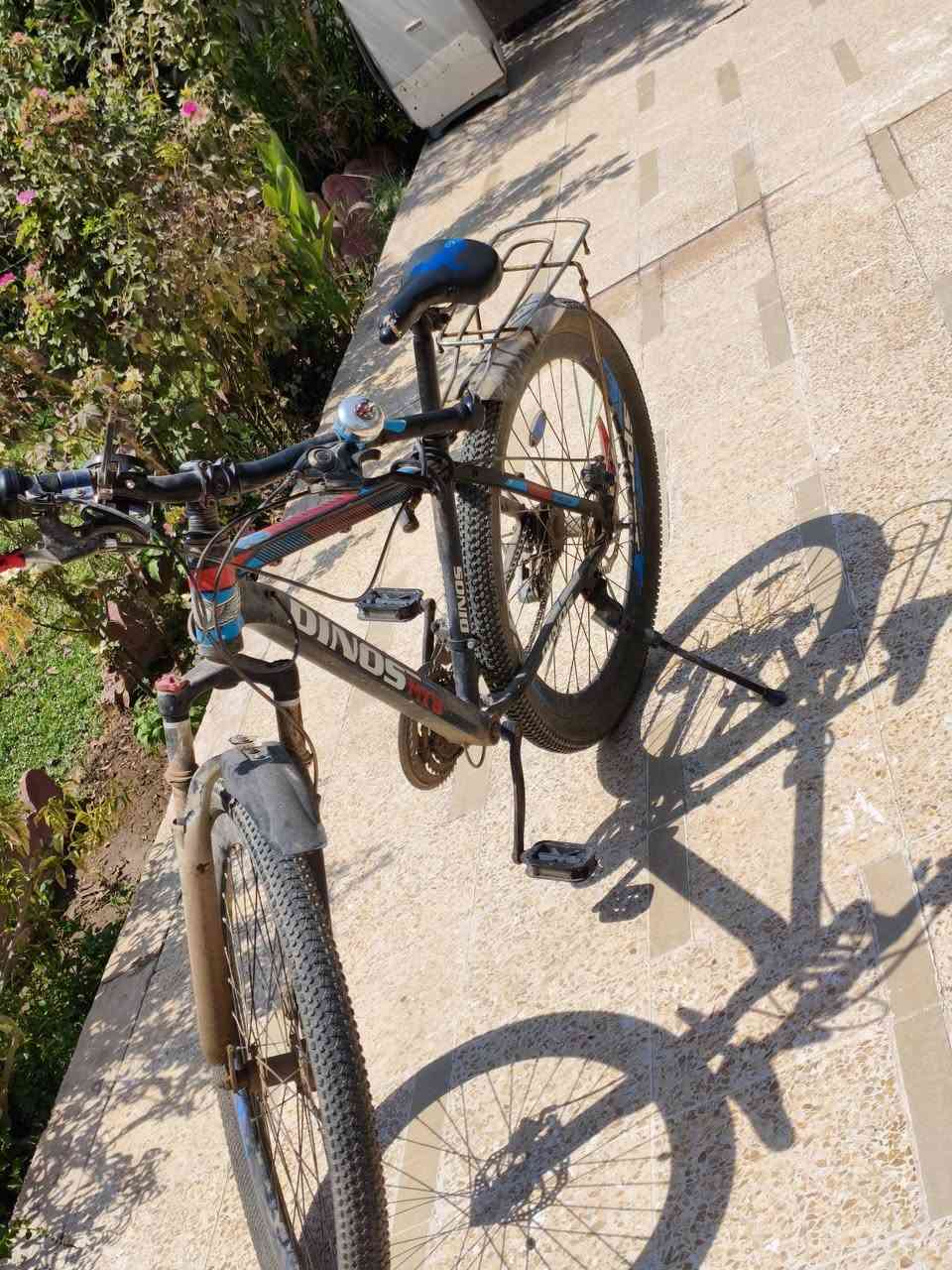 🚲🔥 للبيع بايسكلين بحالة تشغيلية وجاهزين للاستخدام 🔥🚲
السلام عليكم، عدنا بايسكلين للبيع، الاثنين شغالين وجاهزين للركوب، والبيع يكون مفرد أو الاثنين سوه.

🇯🇵 أول بايسكل: الياباني
🔹 السعر: 85 ألف دينار عراقي
🔹 كير 7 نمر وشغال
🔹 الحساس شغال
🔹 البايسكل شغال وكلشي أساسي بيه يعمل
🔹 مريح للركوب والاستخدام اليومي
🔹 بيه سلة أمامية
🔹 بيه حوامل خلفيه و كشن خلفي مريح
🔹 الإطارات والجنطات مبينة بالصور
🔹 توجد بيه بعض آثار الاستخدام، مثل أي بايسكل مستعمل، لكن حالته التشغيلية ممتازة جدا

🇺🇸 ثاني بايسكل: الأمريكي Dinos
🔹 السعر: 80 ألف دينار عراقي
🔹 كير شغال
🔹 البايسكل شغال وجاهز للاستخدام
🔹 بيه سيبايه خلفيه
🔹 مناسب للاستخدام اليومي والطلعات
🔹 توجد بعض آثار الاستخدام والخدوش الطبيعية، وكلشي واضح بالصور.

🔥 عرض خاص للي ياخذ الاثنين:
بدل 165 ألف إذا كل واحد وحده، الاثنين سوه بـ 160 ألف دينار فقط 🔥

📦 البيع ويا غراضهن الموجودة بالصور، يعني ما راح تاخذ بايسكل مصلخ وتبدي بعدها تشتري له أغراض وحدة وحدة وتلعن اليوم اللي قررت بيه تشتري بايسكل. 😂

📸 الصور حقيقية للبايسكلات نفسها، وكل التفاصيل والحالة مبينة بالصور، وماكو داعي للتجميل الزايد بالإعلان.

✅ الياباني: 85 ألف
✅ Dinos الأمريكي: 80 ألف
🔥 الاثنين: 160 ألف

📌 البيع للجادين فقط.
📌 الفحص والمعاينة قبل الشراء متاحة
📌 البايسكلات مستعملة، لذلك توجد آثار استخدام، لكن الاثنين شغالين.
📌لحد يجي و يكول تعبانات فقط يردلهن غسل  لا اكثر ولا اقل

🚲 فرصة مناسبة للي يريد بايسكلات لأبنائه  جاهز للاستخدام بدون وجع راس شراء وتجميع أغراض من جديد.

📩 للاستفسار والتواصل واتساب: ***********
