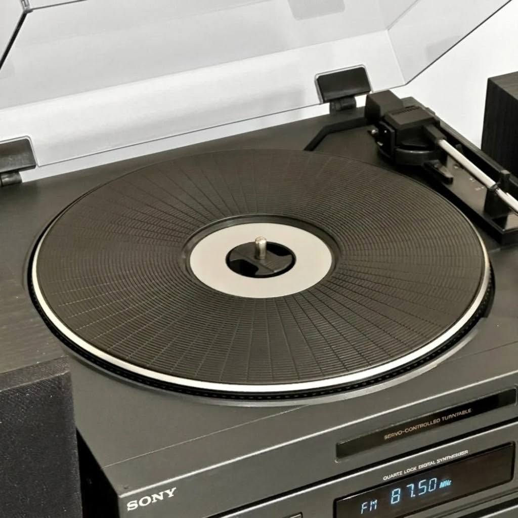 اهل الانتيكات هذا  Sony نقص كارتون.. 99%
جهاز استيريو من نوع Sony Model No. XO-D8CD (جهاز استقبال مع مشغل أقراص وكست/أسطوانات)، المصنوع في ماليزيا ويعمل بجهد 220 فولت (40 واط).
مكاني دهوك ***********
علق ويوصلك السعر وتدلل
