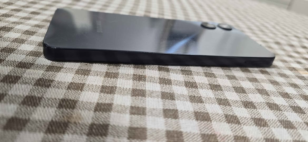 🔥 Samsung Galaxy A06 للبيع بسعر مميز جداً! 📱✨
​جهاز أنيق ونظيف جداً بخصائص متكاملة وأداء ممتاز (موضّح بالصور).
​أبرز المواصفات والمميزات:
​الذاكرة والتخزين: 64 جيجابايت + منفذ خاص لإضافة كارت ميموري (RAM/SD).
​الأمان والحماية: بصمة إصبع جانبية مدمجة بزر الطاقة + فتح القفل عن طريق الوجه (Face Unlock).
​الشحن والبطارية: بطارية ضخمة 5000mAh تدعم الشحن السريع بقدرة 25 واط.
​النظام والتحديثات: يعمل بأحدث نظام أندرويد (Android 16) مع واجهة One UI الحديثة.
​الذكاء الاصطناعي: يدعم ميزات الذكاء الاصطناعي المتقدمة من سامسونج لتحسين تجربة الاستخدام والتصوير.
​الموديل والشريحة: Galaxy A06 (SM-A065F/DS) ويدعم تشغيل شريحتين.
​💰 السعر: 100 ألف دينار (وبي مجال للشراي الجاد)
📞 للتواصل والاتصال: *********** بغداد, العراق
