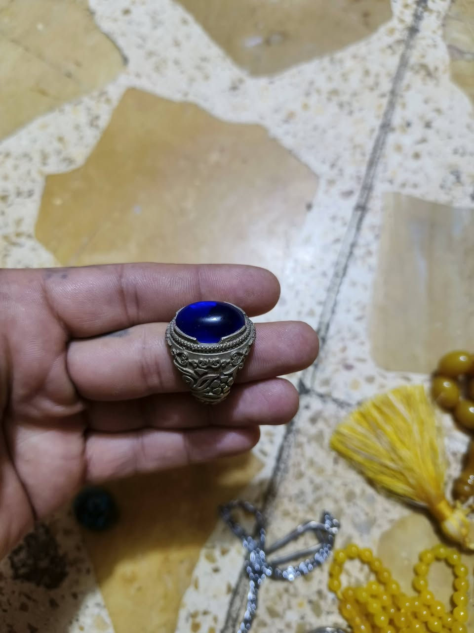 سلام عليكم مرخصت مدير الكروب محابس فضه وسبح ما اعرف بيهن يكولون وحده عقيق وحده بازهر وحده سندلوس امانت الله ما اعرف بيهن لكيتهن بجيس اريد ابيعهن الشراي بخدمته مكاني بغداد حي تراث قرب تقاطع درويش وهاذ رقمي *********** ما اعرف سعرهن حط سعر بل يرضي الله

