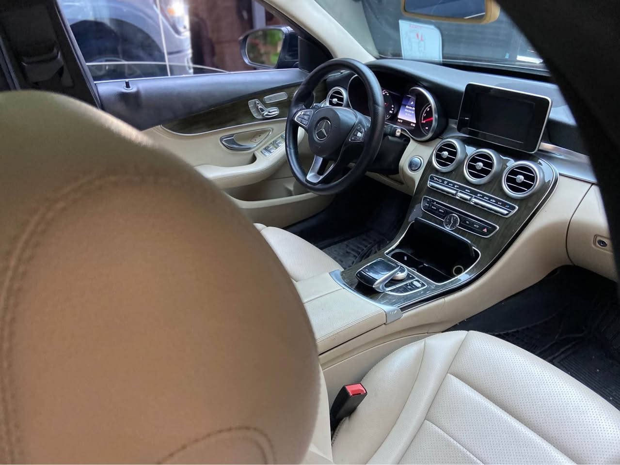 مارسيدس:c300 
موديل:2016
فول فول موسفات
كامل ده سكارى كراوه به:AMG
يه ك دينار مه سروفي نيه 
سه نه ويو هه موشتيكي تازه 
به ناوى خومانه وه يه 
تايه و ويلي ٢سايس 
مكينه و كيرو ته بريدي به شه رت 
سعرى خوار بازار 
سعر ١٦٨ مه جاليكي برايانه 
*********** السليمانية, العراق
