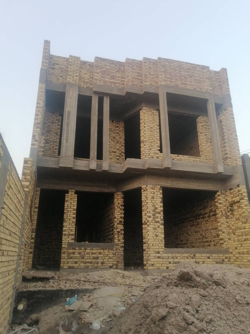 السلام عليكم ورحمة الله هيكل للبيع طابو زراعي سند ٢٥ المساحة ٣٠٠ متر خلف معمل الغاز نهاية نادر الثالثة منطقة سكنية متوفر جميع الخدمات ماء كهرباء مولد طابقين يتكون من أربع غرف نوم كلدور عدد٢ مجمع صحيات عدد ٣ كراج سياره كبير حديقة مطبخ استقبال كبير قريب ع طريق الزوار صطح عدد٢ دكتات تبريد مركزي اومبردات عملاقه شغله درجة اولى ارتفاع الطابق الأول ٣و٧٠ سنتيم جيران ذهب الاستفسار اوالاتصال ع الرقم *********** انا صاحب الدار وليس مكلف بالنشر السعر مناسب جوه اسعار المنطقه اتصل وبيك خير ودلل اسف على اطاله
