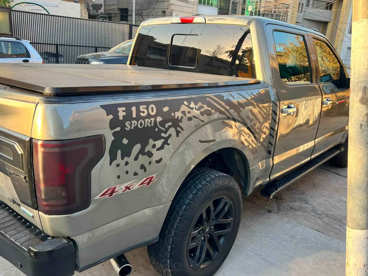سلام عليكم 🫡 ورحمة الله فورد f-150.xlt موديل 2020  ماشية 87 الف كيلو متر   مكينه 2700 دبل توربو 4x4 حادثها تبديل بابين ايمن وجاملغ امامي سيارة جديدة وحلوة سعرها 200 بيع فقط بدون مرواس مكانها بغداد الوزيرية ***********

