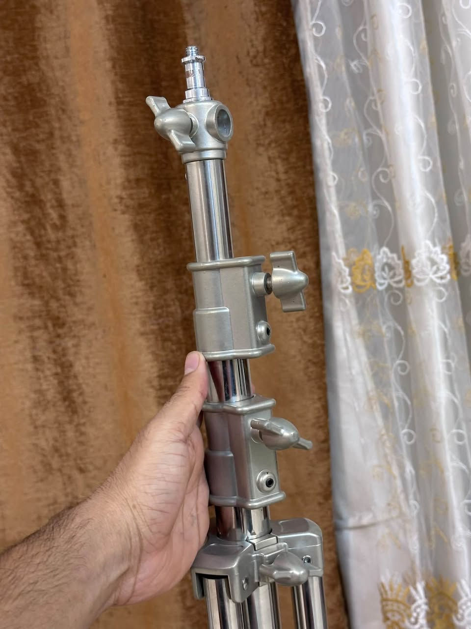 ما مستخدم للبيع ارتفاع مترين ونص يستخدم للأضاءات ويحمل وزن ثقيل السعر ٤٠ الف
