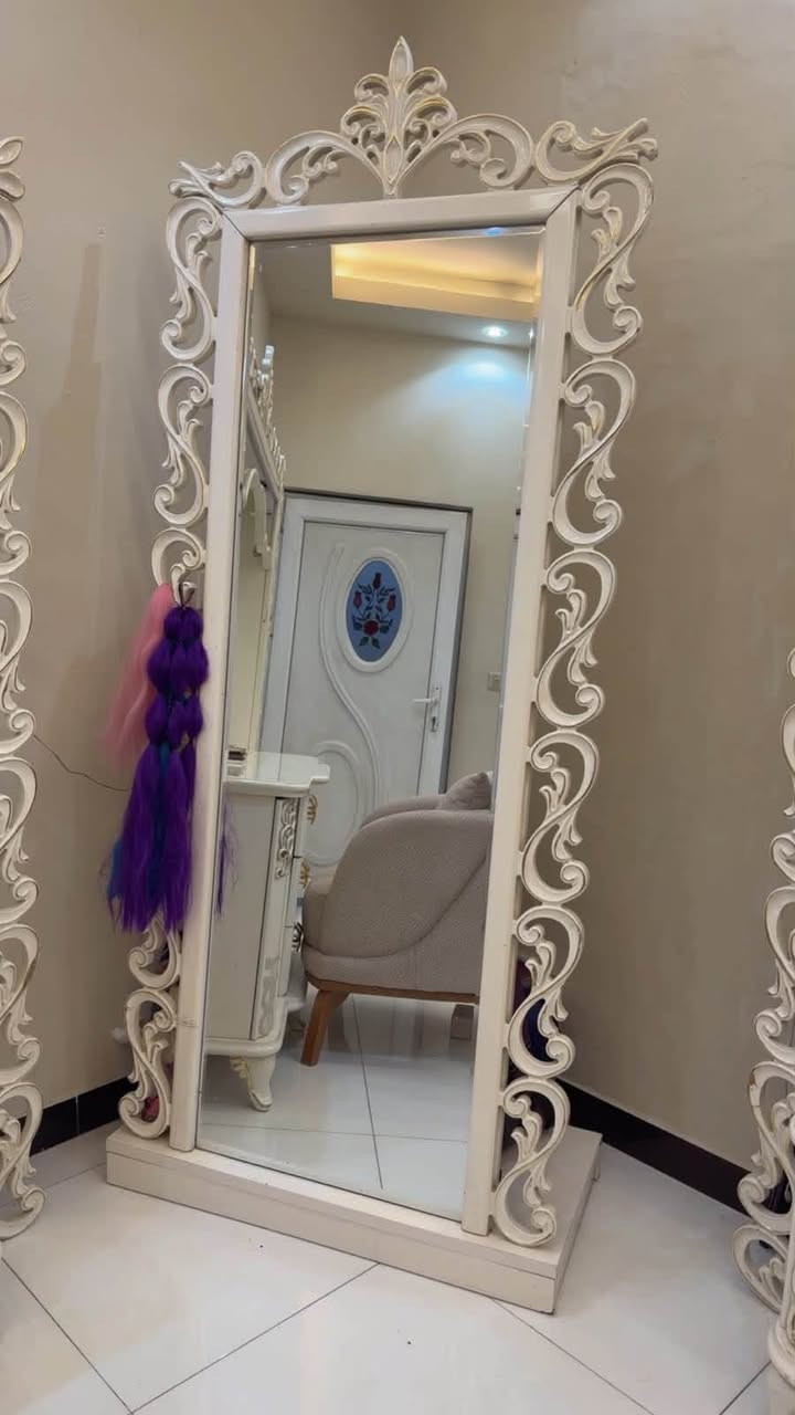 غرفة  نفرين كاملة  مستعملة قليل ونضيفه
٨٠٠ الف وبيها مجال 

***********
