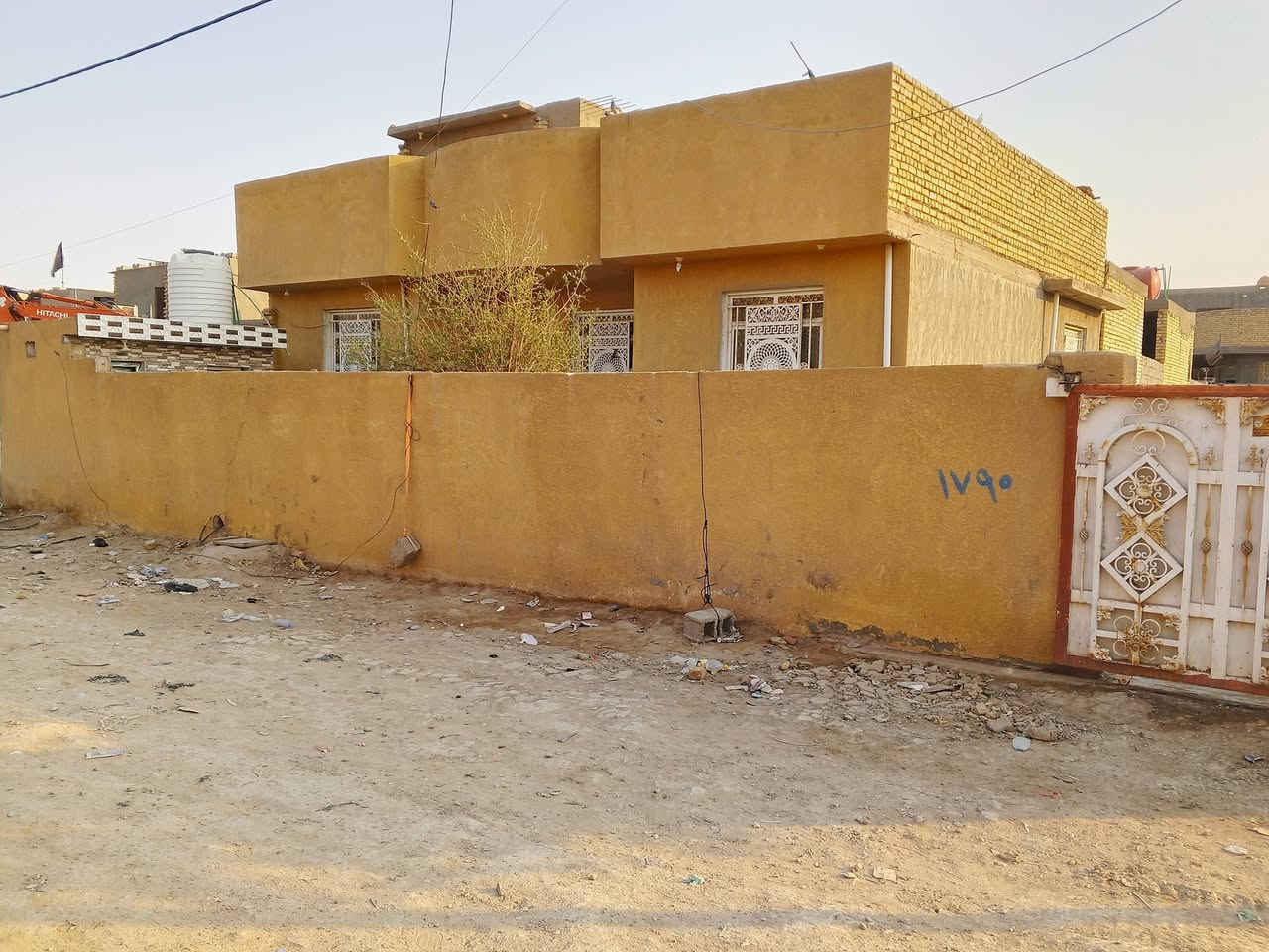 سلام عليكم بيت للبيع كوت نواب ضباط قرب مدرسة القلم بيت مساحة 250 متر بناء حديث طابوك زراعي مسجل ضمن البلدية 
استقبال 
صاله 
مطبخ 
غرف اثنين 
صحيات خارجية 
السعر 35
رقم موبايل ***********

