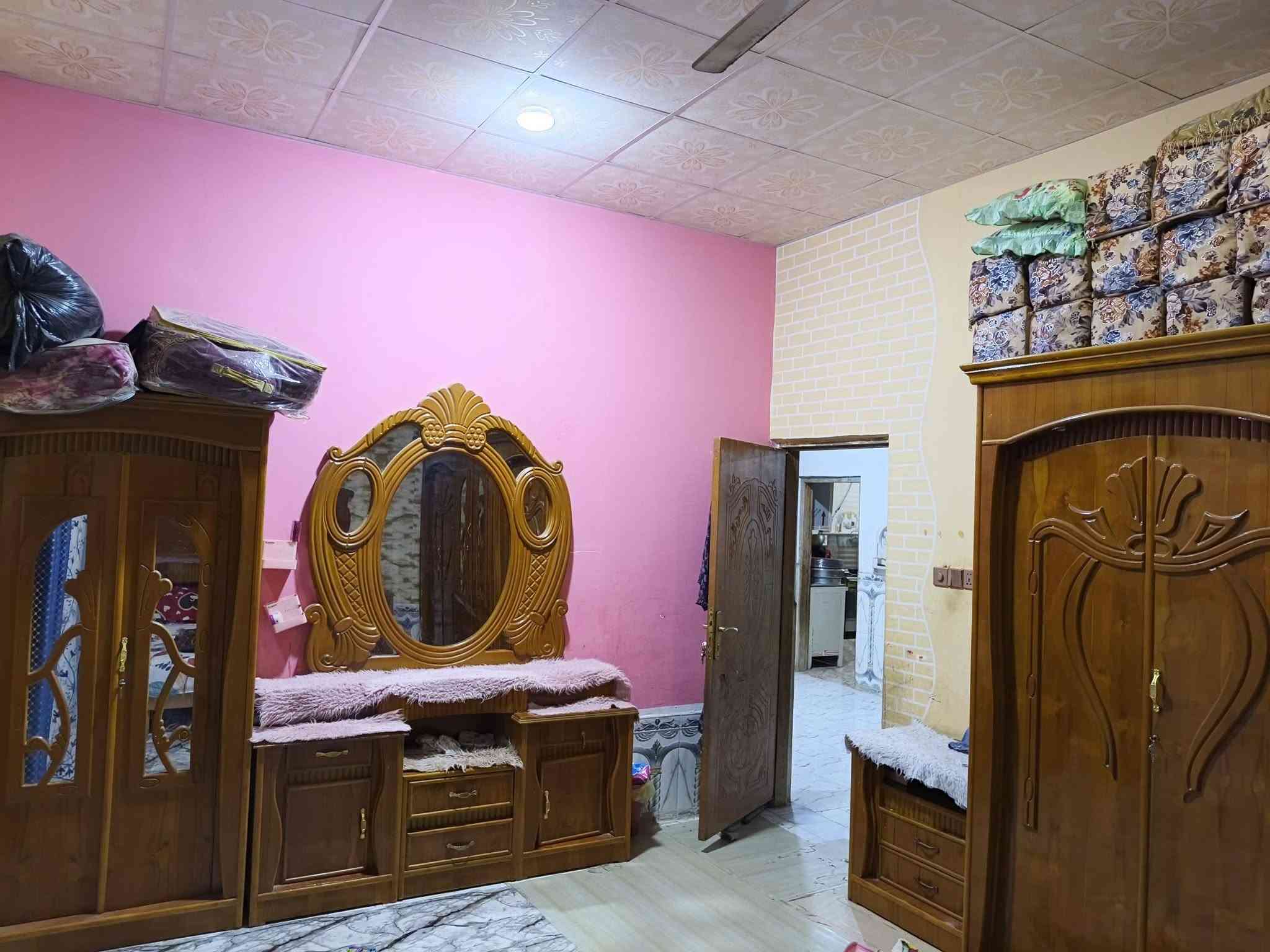 السلام عليكم  بيت للبيع منطقه ابوصخير شارع النفط ركن على شارعين اول بيت على الشارع العام جميع الخدمات قريبه عليه  مدارس مركز صحي قرب سوق ابوصخير بناء جديد يتكون ديوانيه سبعه باربعه صاله خمسه باربعه مطبخ خمسه باربعه موزع احدعش بثلاثه درج دائري وغرفتين وحده خمسه ونص باربعه وحده سته اله ربع باربعه المطبخ خمسه باربعه صحيات مشترك مرتبه  ارضيه بورسلاين وجدران سراميك مرتب ديوانيه سقف وديكورات حديثه الغرف سقف ثانوي حديث  البيت مساحته اكثر من ميتين وربعين تحت البناء 170البيت بيه مساحات من جميع الجهات وراه قطعة وبابها بصف البيت وعلى الفرع تريده بس البيت تريد هوه والقطعه صب كونكريت ثلاث رباطات وسقف شغل درجى اولا شيش اوكراني سعر البيت 75واذا هوه والقطعه يختلف السعر حسب الاتفاق ***********
