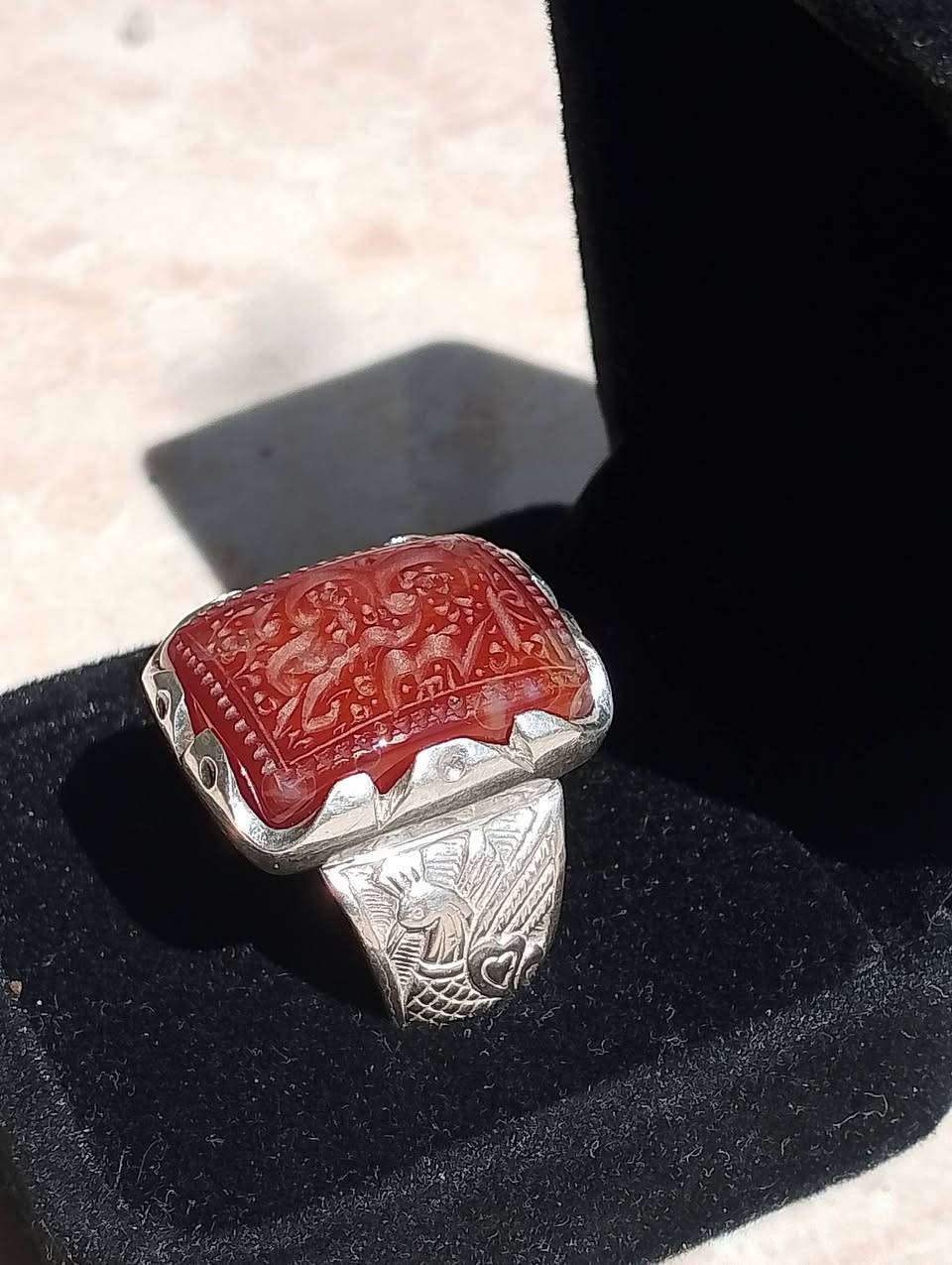 خاتم من العقيق اليماني 💍
صياغه يدويه ثقيله { صياغة الطاووس 🦚 } خط يدوي ✍️ 
🪬( حسبي الله وكفىٰ ) 🪬
الخاتم للبيع او مراوس 
السعر خاص ***********

