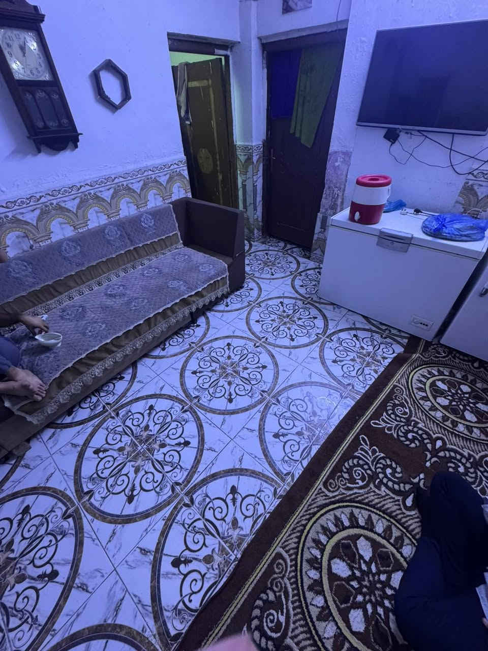 السلام عليكم دار للبيع مساحه 270متر يحتوي على 4 غرف نوم + صاله عدد 2 + حمامات عدد 3 + مطبخ عدد 2+ مناور عدد 2 + ستقبال + حديقه + كراج سياره مكان البيت منطقه لاصلاح قرب مولده نجاح السعر مناسب للاتصال ***********
