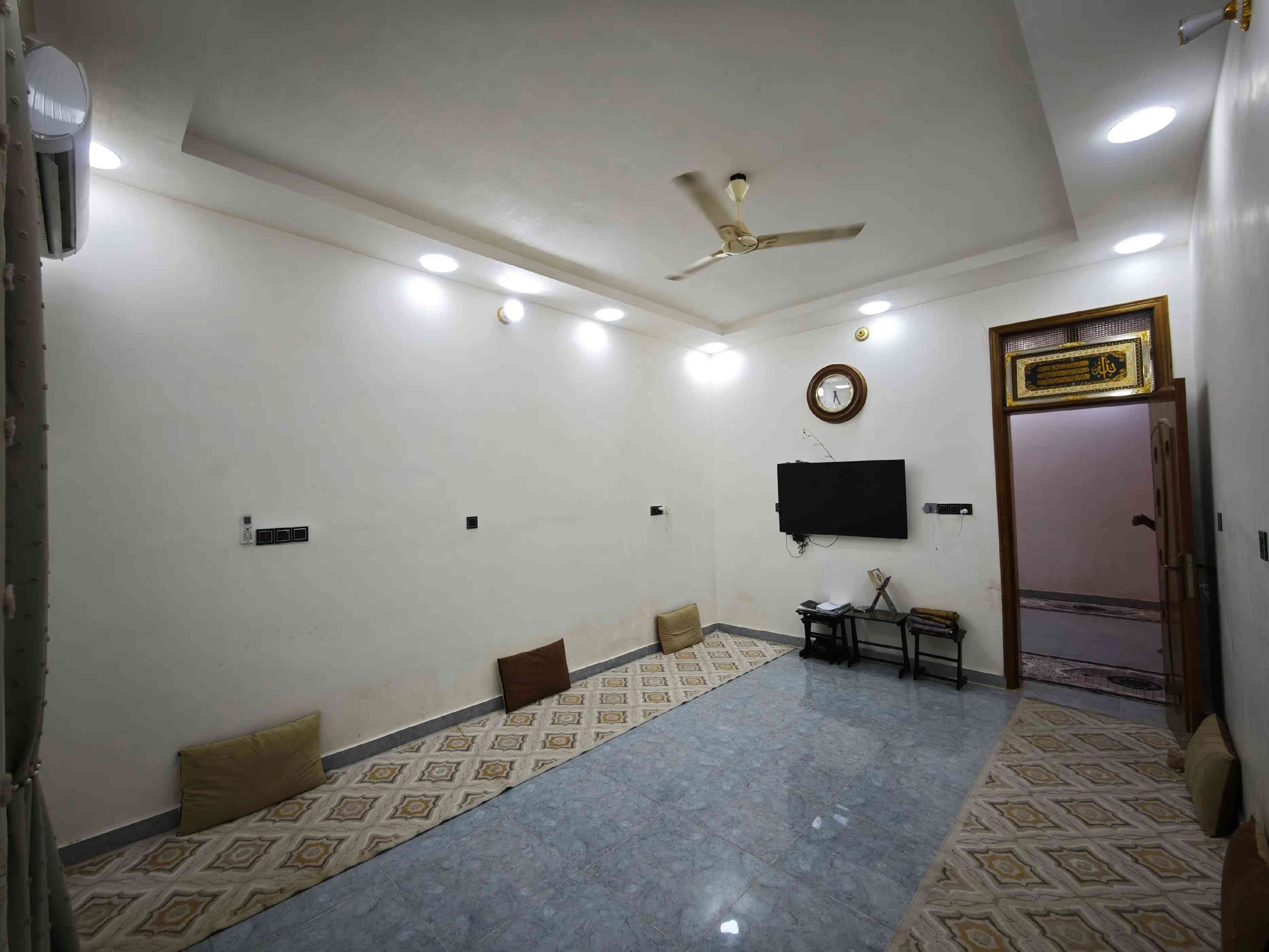 🏠 دار للبيع على الشارع العام (فرصة استثمارية وسكنية ممتازة!) 🏠 📐 المساحة: 200 متر 🏗️ البناء: حديث (طابقين). 🏬 المميزات: يحتوي على محلين تجاريين. 📍 الموقع: ميسان - العماره  📌 المنطقة: حي الغدير. 🏥 العلامة الدالة: مقابل مستشفى الربو والحساسية. 🛣️ الشارع: شارع 50 التجاري. 📋 تفاصيل الطوابق: 🔹 الطابق الأول: 🛏️ غرفة نوم كبيرة. 🛋️ صالة واسعة. 🍳 مطبخ (حار / بارد). 🚪 استقبال. 🚿 صحيات داخلية. 🚗 طرمة كبيرة + صحيات خارجية. 🏪 محلات تجارية عدد (2). 🔹 الطابق الثاني: 🛏️ (3) غرف نوم كبيرة. 📞 للاستفسار والتواصل: 📱 الهاتف: *********** ☎️🤳 #عقارات  #قطع_اراضي  #عقار  #بيع_و_شراء_عقارات #الشعب_الصيني_ماله_حل😂😂 
