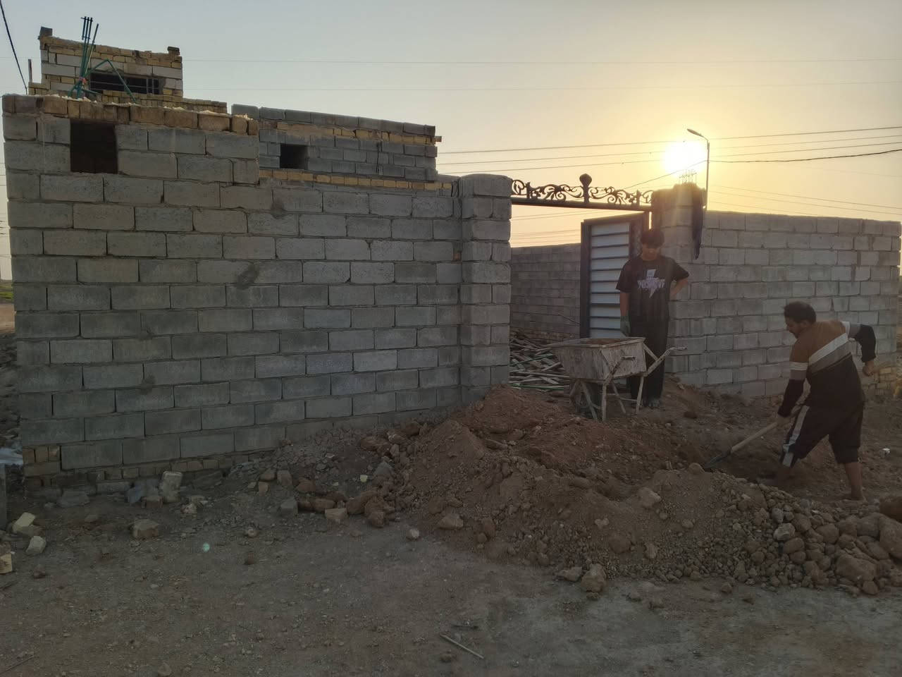 غرفتين 5×3
الصاله 8.5×4
مطبخ 5.5×4 حار +بارد
صحيات داخليات وخارجيات
براني على النص بنيان 9×4
مساحه البيت 200متر
ماي كهرباء جاهز
العنوان حي منصور الثاني نزله سيد ثابت
السعر 32بيه مجال الرقم صاحب البيت ***********
    مكلف بل النشر
