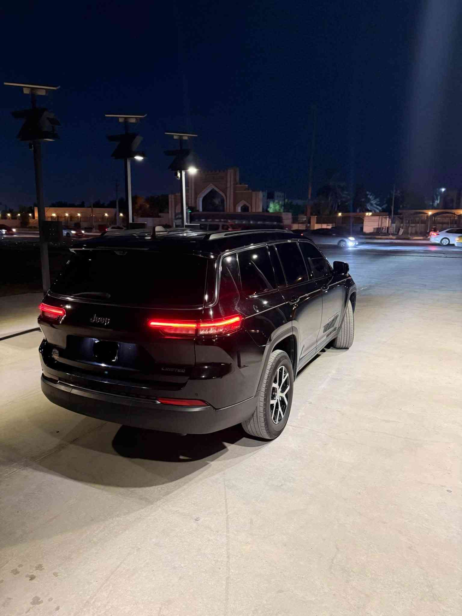 🚘 Jeep Grand Cherokee L Limited   2024
المواصفات 

• رادار أمامي مع مانع تصادم
• تحذير الخروج عن المسار
• تحذير النقطة العمياء
• نظام تحذير عند التقاطعات
• نظام تحذير عند تجاوز السرعة المحددة
• نظام تقليل الضجيج داخل المقصورة
• إضاءة محيطية
• شاحن موبايل لاسلكي (Wireless)
• ستيرن كهربائي
• كاميرا محيطية 360°
• كاميرا داخلية
• تعديل وضعيات مقعد السائق كهربائياً
• تشغيل عن بُعد
• الصندوق الخلفي كهربائي
• إضافات من الخشب للمقصورة الداخلية
• ذاكرة لحفظ وضعيات الجلوس للمقاعد الأمامية
• المقاعد الأمامية كهربائية
• المقاعد الأمامية تبريد وتدفئة
• المقاعد الخلفية تدفئة
• ستائر للشبابيك الخلفية
• إنارة داخلية LED
• حساسات أمامية وخلفية
• مكيف خلفي مع وحدة تحكم منفصلة
• تدفئة مقود القيادة
• مانع تصادم خلفي
• بلوتوث وتوصيل الهاتف
• محدد سرعة
• نظام التشغيل والإطفاء الأوتوماتيكي
• نظام بريك أوتوماتيكي
• بانوراما

حادث السياره بدون ايرباك بدون دواخل شواصي لغود كفاله قطعه وحده فتح وبيه مكانات صبغ على كد الضرر اي نقص مابيه•

السعر 258
مكان السياره بغداد
+964 788 299 1250

نص مكتوب في الصور:
- Top View Rear View