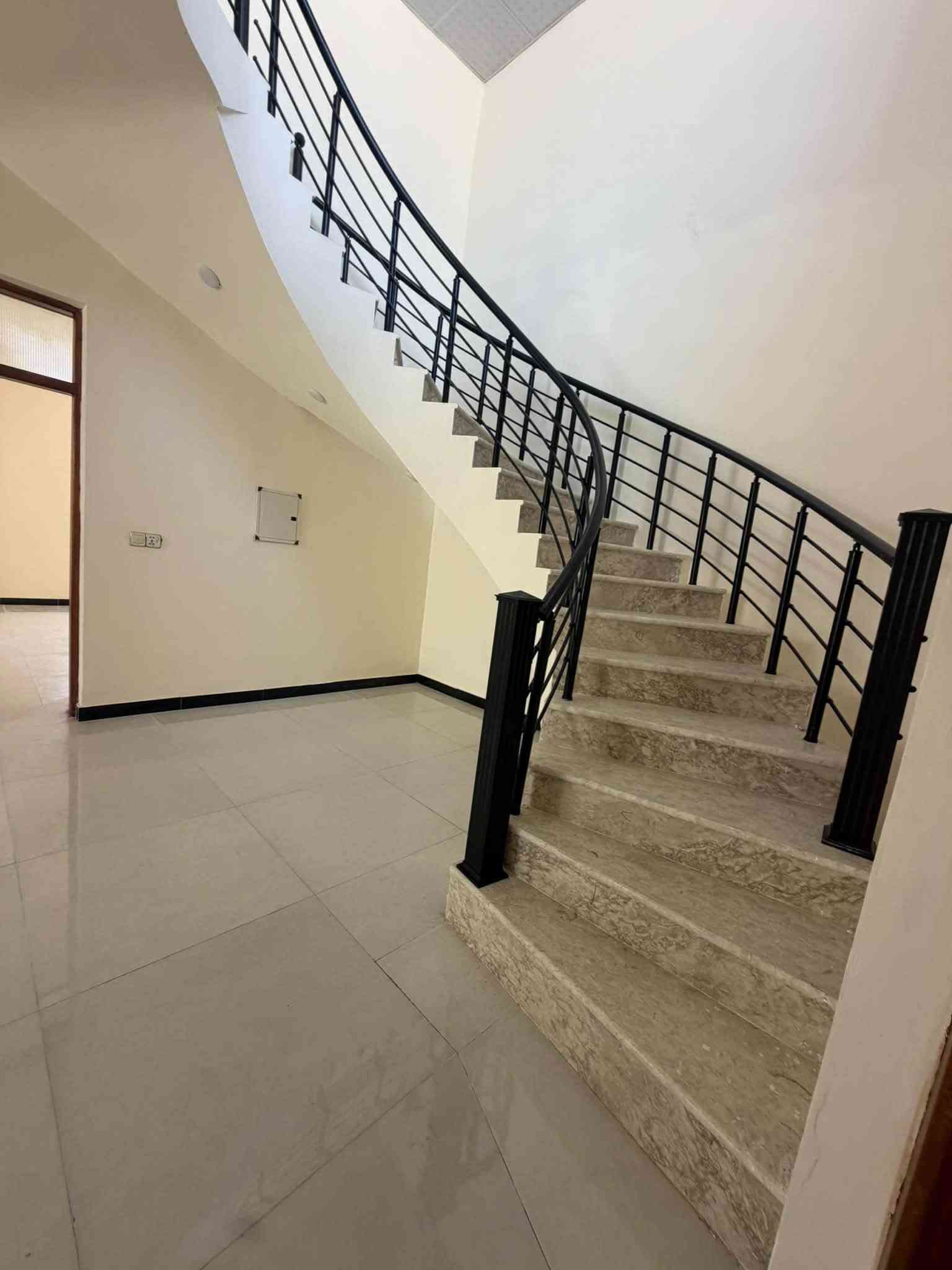 دار للبيع 🏠✨
فرصة مميزة لمن يبحث عن الاستقرار والراحة في موقع حيوي وخدمي.
📍 الموقع: المدائن - سلمان باك (شارع أباثير، مقابل عيادة الدكتور جاسم).
تفاصيل العقار:
مساحة 300متر 
 نوع العقار: دار سكنية (طابق واحد)
 التصميم:
 2غرف نوم 🛏️
 صالة واسعة 🛋️
 مطبخ متكامل 🍳
 استقبال 🚪
 الصحيات: متوفرة (داخلية وخارجية) 🚿
 المميزات والخدمات:
 يضم الدار حديقة كبيرة تمنح المكان إطلالة جميلة وإمكانية لجلسات خارجية. 🌳
 خدمات متكاملة بالكامل وجاهز للسكن.
للاستفسار ومعرفة السعر وبقية التفاصيل، يرجى الاتصال أو مراسلتنا على الرقم:
[***********] 📞
