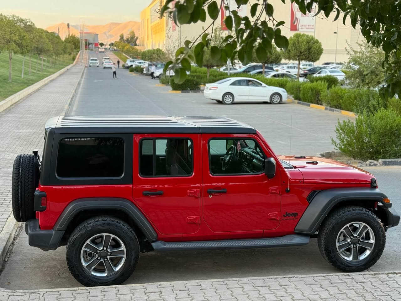 Jeep Wrangler 2023
جێب ڕانگلەر ٢٠٢٣
مواسەفات سپۆرت
‏٢٩٠٠٠ mile ڕۆشتووە
چوار بستۆن و تۆربۆ
دەبڵ ئەکسل
بەصمە تەحدید سورعە
شاشە و کامێرا
پێشی کەپسە و هەردوو چەمەلەغی دواوەی تەنها کەڤەری گۆڕاوە
گێڕ و مەکینە و دەبڵ ئەکسلی بەشەرت 
٢١٥ گەڵا و کەمێک معامەلە
*********** السليمانية, العراق
