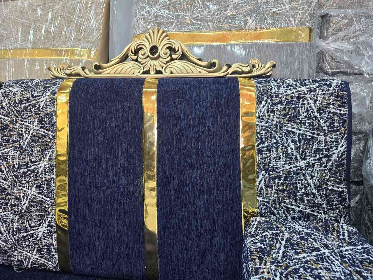 ٦ قطع جلسه ارضيه الطول الوحده مترتين العرض ٧٠ ارتفاع ٧سم ١٢ تكايه و١٢ظهر و١٢ تاج الجلسه فوم مغلف بنايلون ضد العفن والرطوبه ظهر ومقعد وتكايات فوم الظهر بي طبقه مال الياف الاتصال على الرقم *********** السعر ٤٠٠ وبيه مجال

