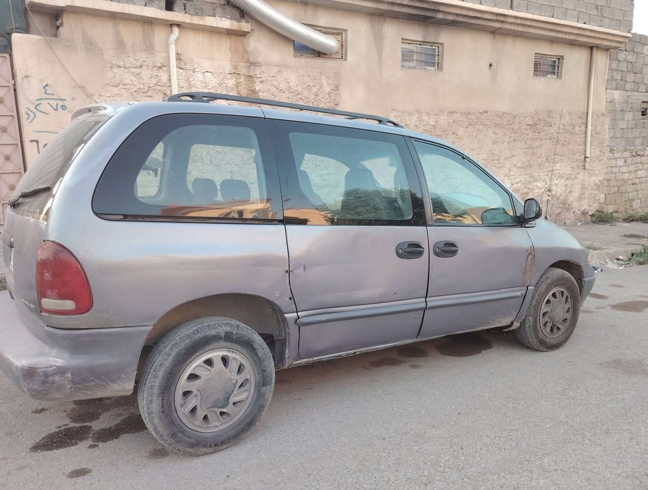 🚗 دوج كارافان موديل 1998 للبيع 
​سيارة دوج كارافان (Dodge Caravan) للبيع، مناسبة
جداً للعائلة أو الاستخدام اليومي والاشتراكات.
​📋 المواصفات والتفاصيل:
​نوع السيارة: دوج كارافان (Dodge Caravan)
​الموديل: 1998
​الرقم: رقم نينوى (خصوصي)
​التبريد والتدفئة: شغال ومكفول ❄️
​البودي والحالة العامة: موضح بالصور.
السيارة بأسمي سنويتها الى2028
​💰 السعر والمكان:
​السعر: 40 ورقة 
​المكان: الموصل
​📞 للتواصل والاستفسار:
​رقم الهاتف / واتساب: ***********
