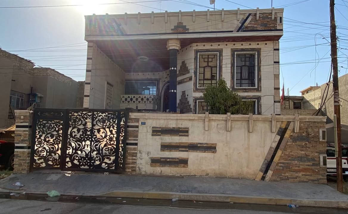 بيت في منطقة كفاءات الصحة بناء درجة اولى في (المربع الذهبي ) للبيع او مراوس (بعمارة او موقع مميز )

المساحة : 200م (الواجهة 10 والنزال 20 )

مواصفات (الطابق الاول ): يحتوي على كراج /حديقة /صالة استقبال وطعام / مطبخ بارد / مطبخ حار / صالة جلوس / غرفة منام /2مناور جانبية / تواليت داخلي / حمام داخلي / 

تواليت خارجي /

مواصفات (الطابق الثاني): 2 غرفة منام / صالة جلوس / حمام وتواليت / سطح خلفي ناصي / سطح عالي 

للاستفسار الاتصال على الرقم : ***********

