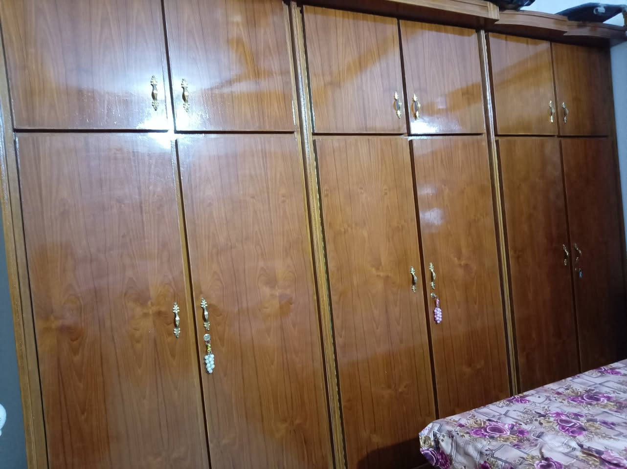 السلام عليكم 
غرفه حطاطه نجاره عراقية للبيع السعر مليون و بيها مجال
للاستفسار ***********
