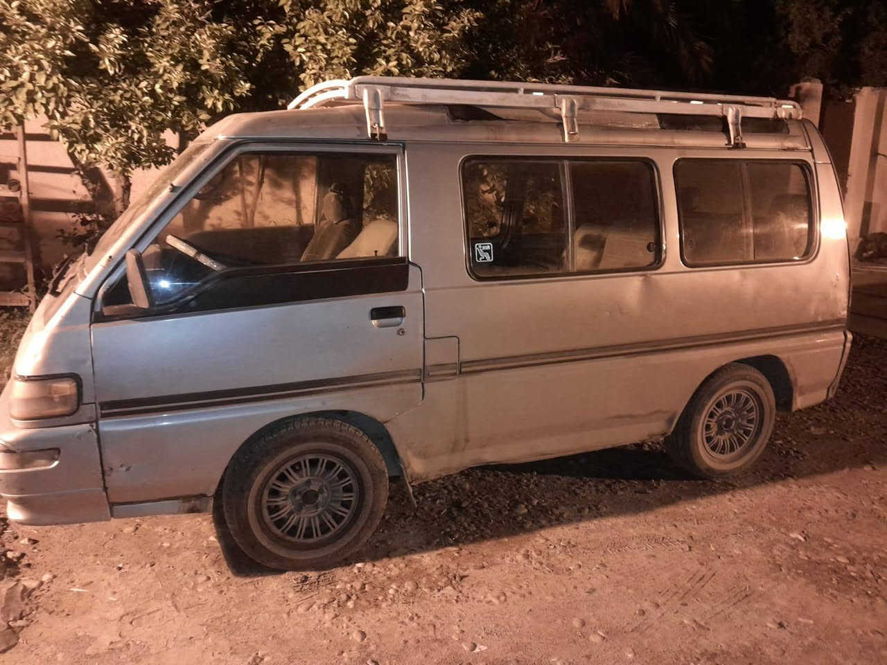 من رخصة صاحب الكروب للبيع متسوبيشي باص موديل ٩١. رقم انبار انكليزي خصوصي ويل كب تفيد  الخطوط للمدارس مكاني بغداد الشعب السعر ٣٥ ورقه وبيها مجال اتصل على الرقم ***********
