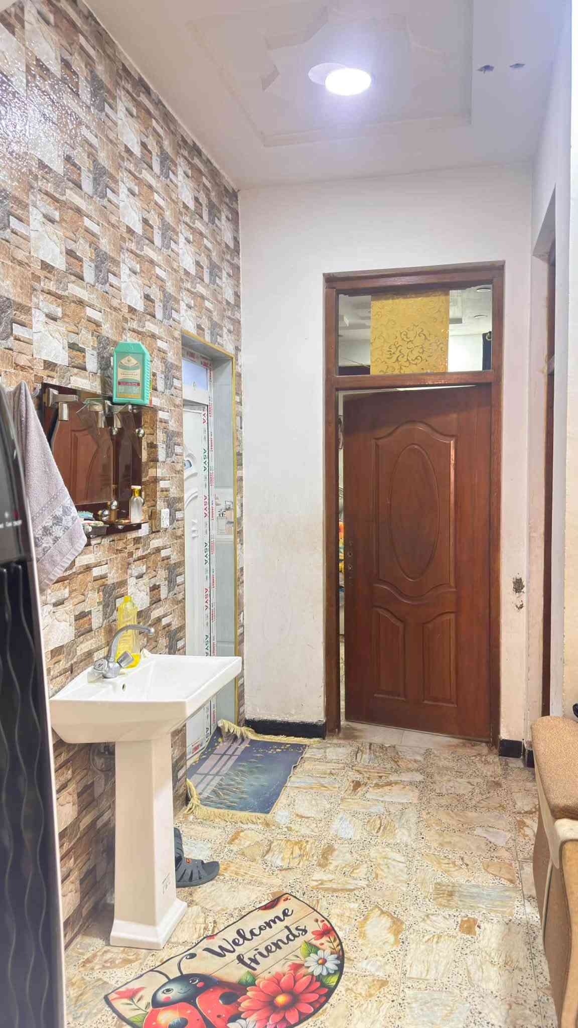 🏠 دار للبيع في الشعلة – قطاع 11 | شارع جامع الجوادين

📢 فرصة مميزة للسكن أو الاستثمار
دار بمساحة 160 م² جنس العقار طابو صرف بأسم شخص وغير مطلوب ، وموقع ممتاز، يصلح للسكن لعائلة كبيرة أو يمكن الاستفادة منه كشقق سكنية.

📐 المساحة: 160 م²
📏 الواجهة: 8 م
📏 النزال: 20 م
📍 الموقع: الشعلة – قطاع 11 – شارع جامع الجوادين، ثاني فرع على اليسار من الشارع العام
🏗️ سنة البناء: 2019

🔹 تفاصيل الدار:

🏡 الطابق الأرضي:
• غرفتان
• صالة عائلية
• استقبال
• حمام شرقي وحمام غربي
• منوران، أحدهما وسطي والآخر خلفي
• الطابق الأرضي بالكامل ديكورات مميزة
• نظام إنارة بثلاثة خطوط منفصلة لمزيد من الراحة والرفاهية

🏡 الطابق الثاني:
• 4 غرف
• صالة عائلية
• حمام شرقي

✨ إجمالي الدار:
• 6 غرف
• استقبال
• صالتان عائليتان، واحدة في كل طابق
• 3 حمامات
• كراج سيارة 🚗
• بيتونة كبيرة جداً
• درج دوّار
• الكهرباء بواري دفن
• الأرضية مرتفعة عن مستوى الشارع بحوالي 75 سم، مما يوفر حماية أفضل من انخفاض مستوى الشارع

💎 مميزات الموقع والتصميم:
✔️ قريب من الشارع العام
✔️ موقع مميز في شارع جامع الجوادين
✔️ مناسب لعائلة كبيرة
✔️ مناسب للاستثمار وتقسيمه إلى شقق
✔️ بناء حديث نسبياً
✔️ تشطيبات وديكورات مميزة في الطابق الأرضي
✔️ بيتونة واسعة جداً

📞 للاستفسار والتفاصيل:
***********

🔑 البيع مباشر من المالك – للجادين فقط.

