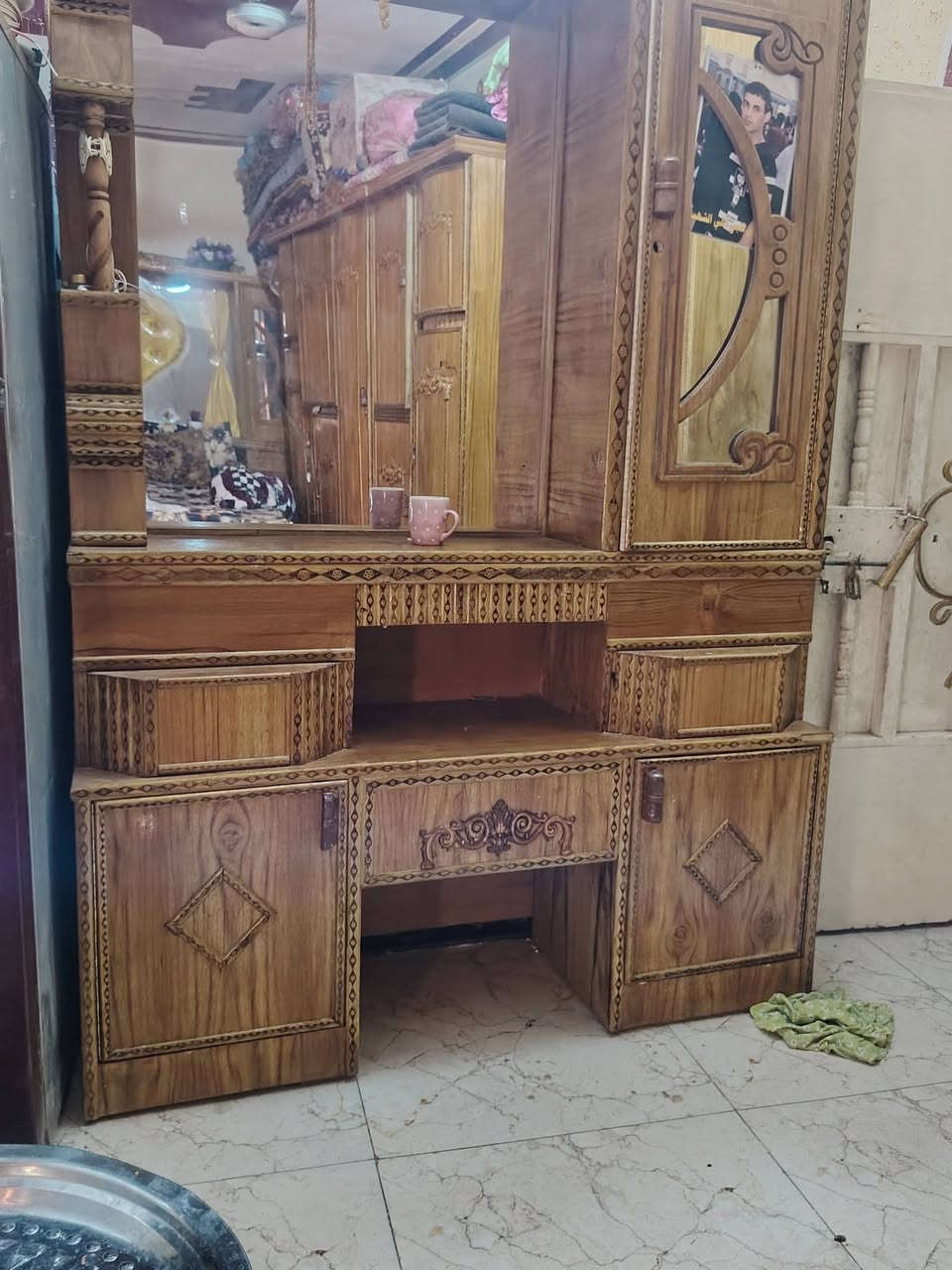 السلام عليكم غرفه للبيع جديده متوازي على بيعها يشهد الله جديده توني ماخذها خمس بيبان بالكنتور هاي الغرفه قدامكم وانتم شوفوها مكاني ديوانيه والسعر غايته ب 800 وبيها مجال وهذا رقم تليفوني ***********
