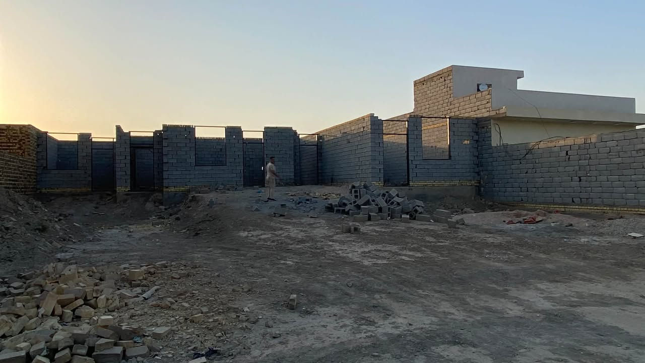 بيت في المدينة  خلف الروف هيكل 830متر  بيه بيتين زراعي يوجد كافة الخدمات  ماء وكهرباء  على. شارعين ثاني بيت عن الركن 
السعر خاص ***********
