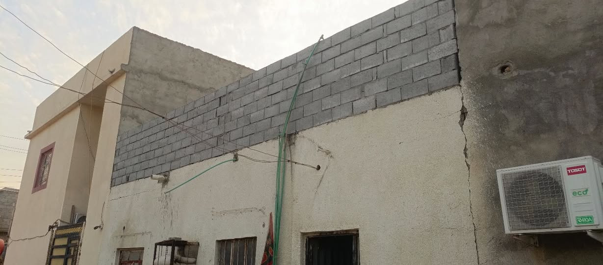 دار زراعي للبيع في أبو الخصيب - جاهز للسكن (100 م²)
الموقع والخدمات:
 * العنوان: البصرة / أبو الخصيب - النزول من جهة البانزين خانة، خلف معمل بلوك الشيخ (بالقرب من مدرسة أبو الخصيب الدولية).
 * عرض الشارع: 8 متر
 * الخدمات: متوفر كهرباء
 * نوع الملكية: زراعي (باسم عراقي)
 * المساحة والأبعاد: 100 متر مربع (10م × 10م)
التقسيم الداخلي:
 * غرفتان نوم
 * صالة
 * مطبخ
 * حمام وتواليت
المواصفات والتجهيزات:
 * مصبوغ وجاهز للسكن بالكامل
 * تغليف سيراميك بالكامل (أرضيات وجدران لكل البيت)
 * أسقف ثانوية
 * إنارة ومراوح (بنكات) جاهزة
 * كيزر (سخان ماء) وتانكي ماء
   (توجد بعض الملاحظات البسيطة موضحة بالفيديو)
السعر والتواصل:
 * السعر: 55 مليون دينار (وبيه مجال)
 * رقم التواصل: ***********
