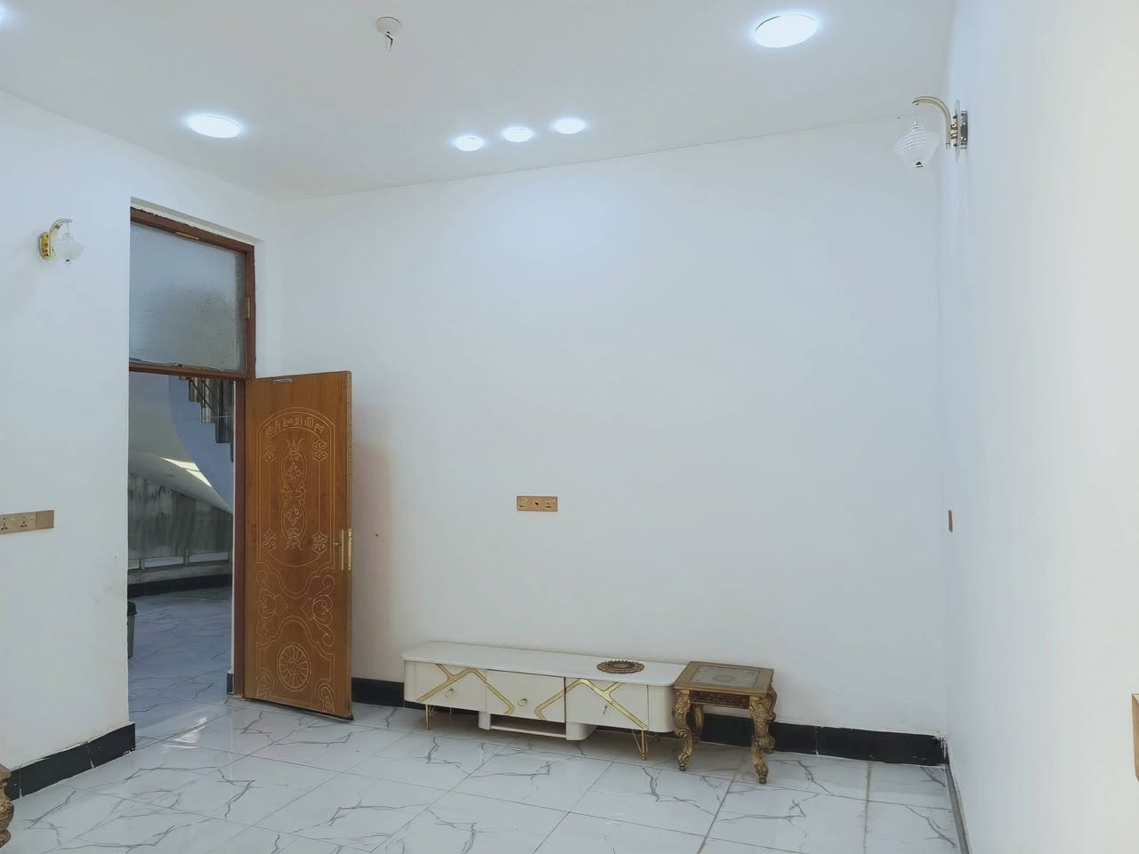 🏡 بيت للبيع – الكوت / حي الجوادين
بيت ركن بمساحة 265 م²،  في حي الجوادين قرب أسواق العتابي.

🔹 طابق واحد.
🔹 يتكون من:

- غرفتين نوم.
- هول.
- استقبال.
- مطبخ.
- صحيات داخلية وخارجية.

✅ بناء حديث درجة أولى.
✅ البناء طابوق، والسقف صب (كونكريت).
✅ جميع الخدمات متوفرة: ماء، كهرباء، ومجاري.
✅ الشارع يحتوي على مجاري وتبليط.
✅ توجد معاملة تطويب مقدمة.

💰 السعر خاص.

للاستفسار ومعرفة بقية التفاصيل، يرجى التواصل مع صاحب البيت. ***********
