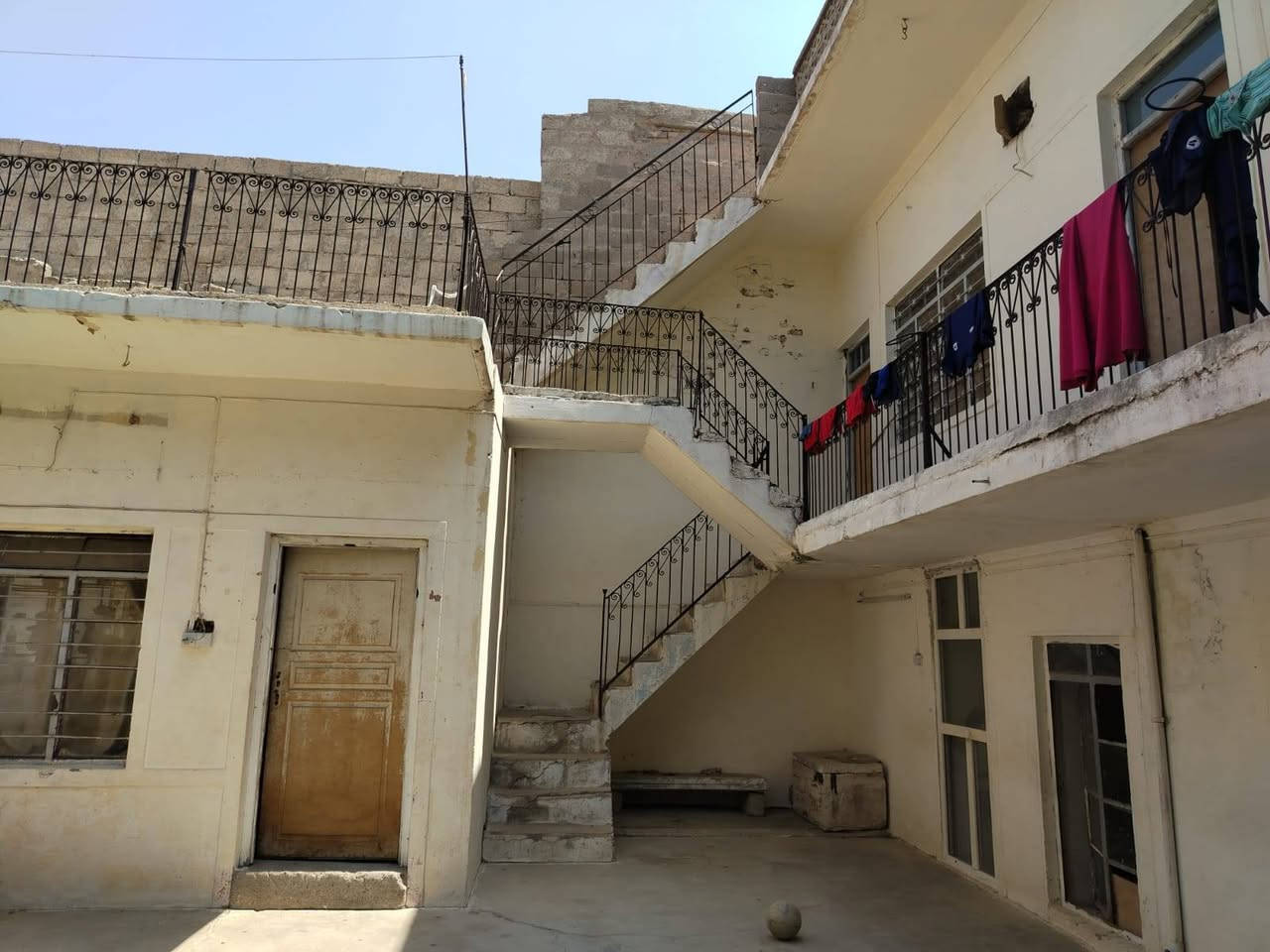 🔥 فرصة استثمارية عقارية في الموصل – عقار مدرّ للدخل 🔥
📍 الموقع: حي العروبة – الصناعة القديمة، فرع جامع أسيد بن حضير، قرب الموصل الجديدة.

📐 المساحة: 330 م²
📜 السند: سند حديث 2023

🏠 تفاصيل العقار:
• بيت رئيسي يتكون من 8 غرف بتوزيع شرقي وغربي.
• صحيات عدد 2 مع كافة المرافق.
• واجهة العقار تضم شقتين مستقلتين، لكل شقة باب دخول منفصل.
• كل شقة تتكون من: غرفتين + هول + مطبخ + صحيات.

💰 العائد الاستثماري:
العقار مؤجر حاليًا بـ600,000 دينار عراقي شهريًا، مما يوفر للمشتري دخلاً إيجاريًا قائمًا من اليوم الأول.

💵 السعر المطلوب: 230 مليون دينار عراقي

📌 عقار بمساحة جيدة، موقع مميز، سند حديث، وتكوين مناسب للسكن والاستثمار، مع دخل إيجاري قائم حاليًا.

📞 للاستفسار والتفاصيل والمعاينة، يرجى التواصل 
‏‪***********‬
