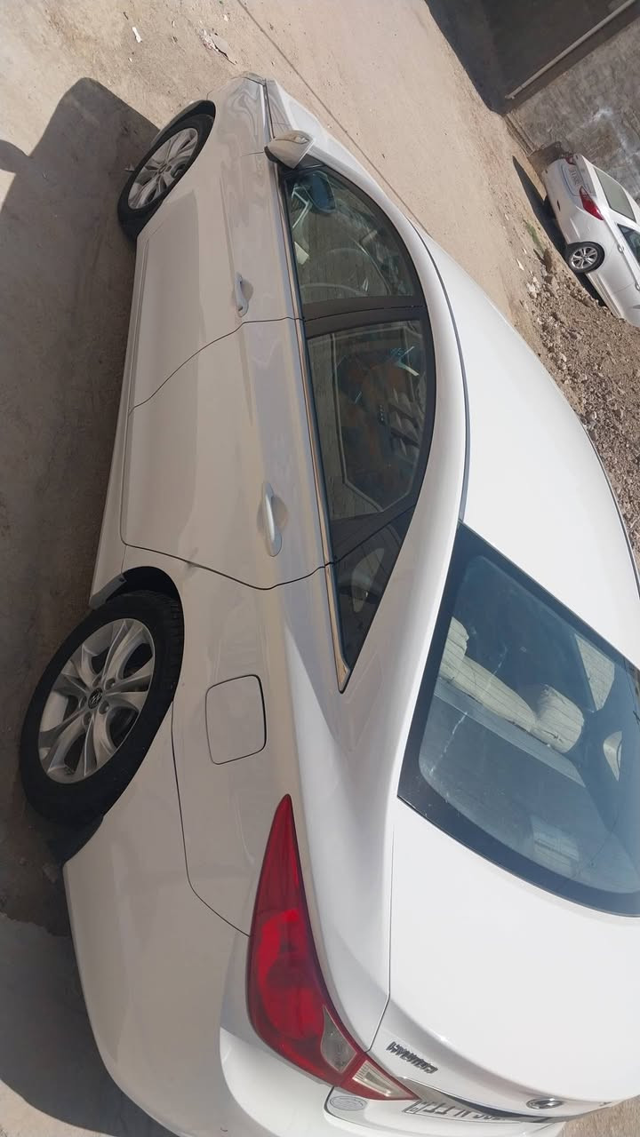 السلام عليكم للبيع هونداي سوناتا خليجي ٢٠١٣ رقم بغداد دولي السياره  كفاله ماعدا هاي الدعجه بدور الجاملغ الوره السياره جديده وجاهزه على اخر حبايه محركه ٢٤٠٠ مواصفات قطعتين تبريد حساس خلفي اشايرمري شفط شفتات استيرن كشن كهربائي العنوان بابل  السعر ١٢٦ وبيه مجال حك الجيه للاتصال ***********
