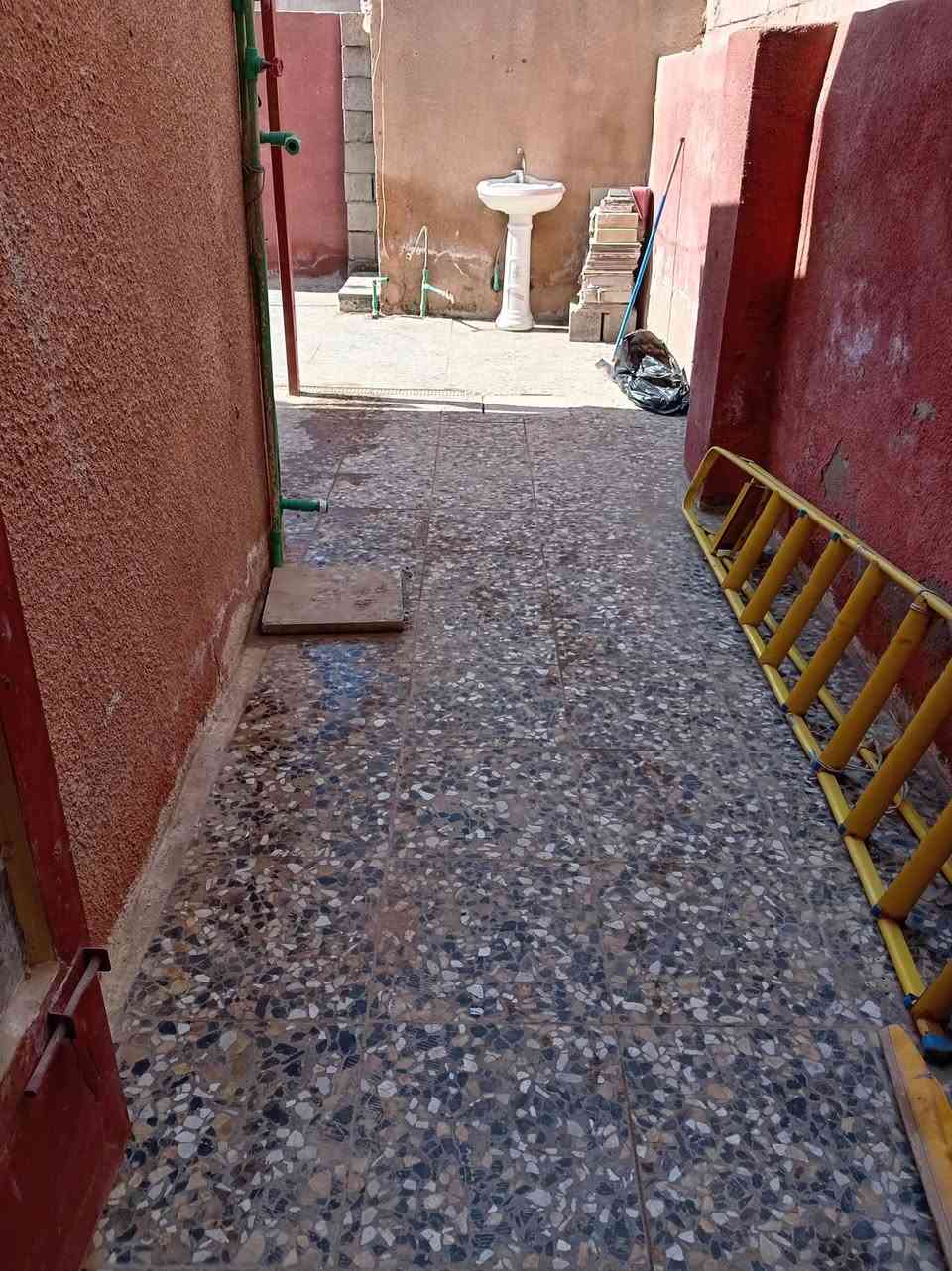 بيت مساحته ١٠٠ متر  طرمة كبيرة مع صحيات خارجية البيت مدخلين استقبال او حولي او خدمات او غرفة  عنوان البيت الاصلاح شارع الجزيرة خلف جملة الأخوين على اليسار ايجارة ٢٠٠ الف   الاتصال على هذا الرقم ***********
