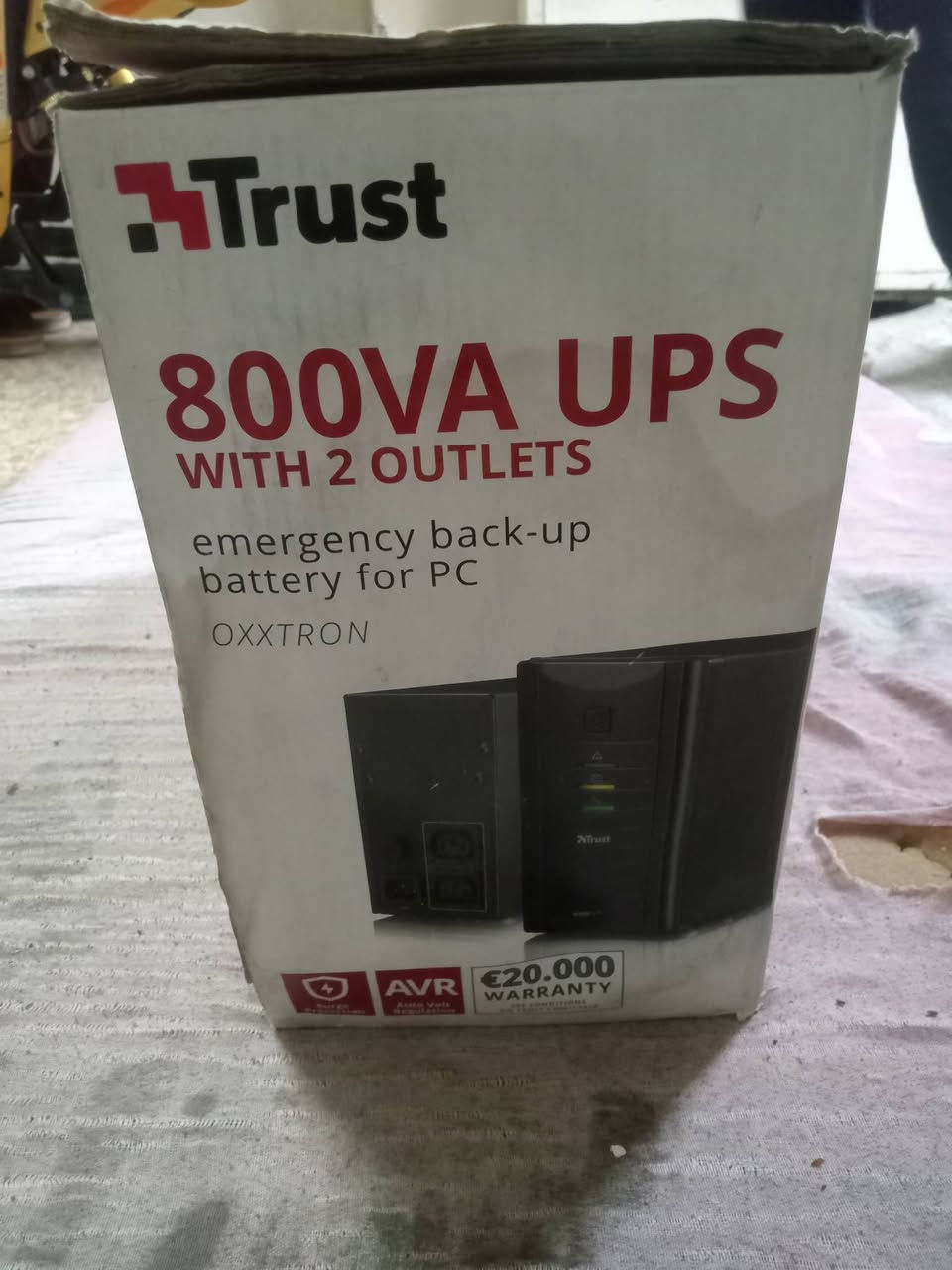 📢 جهاز UPS (منظم ومزود طاقة) للبيع في بغداد 🔌⚡
للبيع جهاز منظم تيار ومزود طاقة غير منقطع من شركة Trust العالمية المعروفة، موديل Trust Oxxtron 800VA 
✨ فائدة الجهاز الأساسية:
يحمي أجهزتك الحساسة (الكمبيوتر المكتبي، شاشة القيمنق، بلايستيشن، أو النانو والراوتر) من الإطفاء المفاجئ عند انقطاع الكهرباء الوطنية أو التحويل للمولد. يعطيك وقت كافي لحفظ ملفاتك وإطفاء أجهزتك بأمان لحمايتها من الاحتراق أو تلف البيانات.
⚙️ المواصفات الفنية:

* القدرة: 800VA (ما يعادل 360 واط فعلي).
* المنافذ: يحتوي على منافذ خلفية محمية من تذبذب التيار.
* الحجم: حجم صغير ومدمج ومثالي للمكاتب أو غرف القيمنق.

🛠️ حالة الجهاز: مستخدم نظيف جداً وبحالة ممتازة وشغال بشرط الفحص.
📍 الموقع: بغداد - السيدية
💰 السعر: 25,000 دينار عراقي
📞 للاتصال والتواصل: *********** (أو المراسلة عبر الخاص لشراء الجهاز).
