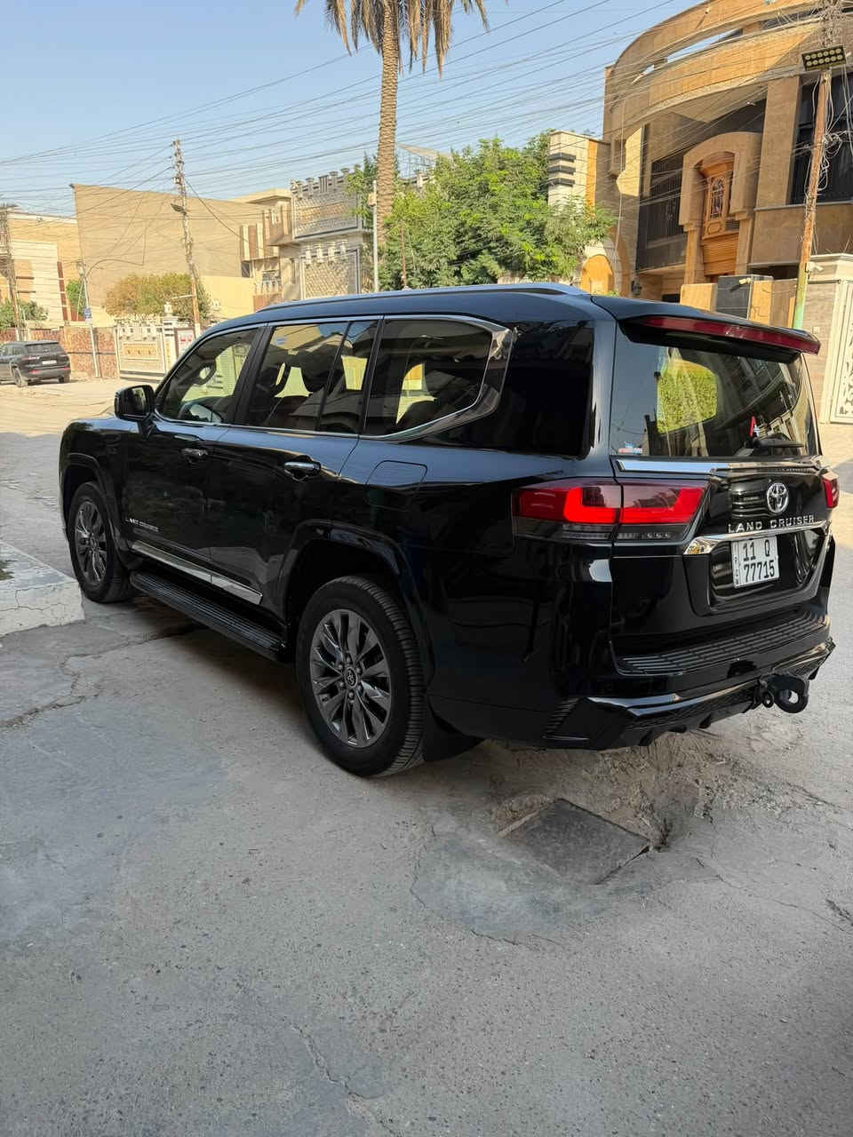 السلام عليكم 🌹
للبيع تويوتا لاندكروزر VX Limited موديل 2024 🚙✨

🔹 اللون الداخلي: أحمر + أسود
🔹 الممشى: 21,000 كم فقط
🔹 الحالة: خالية من الملاحظات

المواصفات:
• أبواب شفط
• 4 كاميرات
• رادار أمامي وجانبي
• حساسات أمامية وخلفية
• كراسي أمامية وخلفية تدفئة وتبريد
• كراسي كهربائية أمامية وخلفية
• مواصفات VX Limited

السيارة نظيفة جداً وبحالة ممتازة، جاهزة للفحص

مكان السياره بغداد حي البنوك
هاتف ***********

