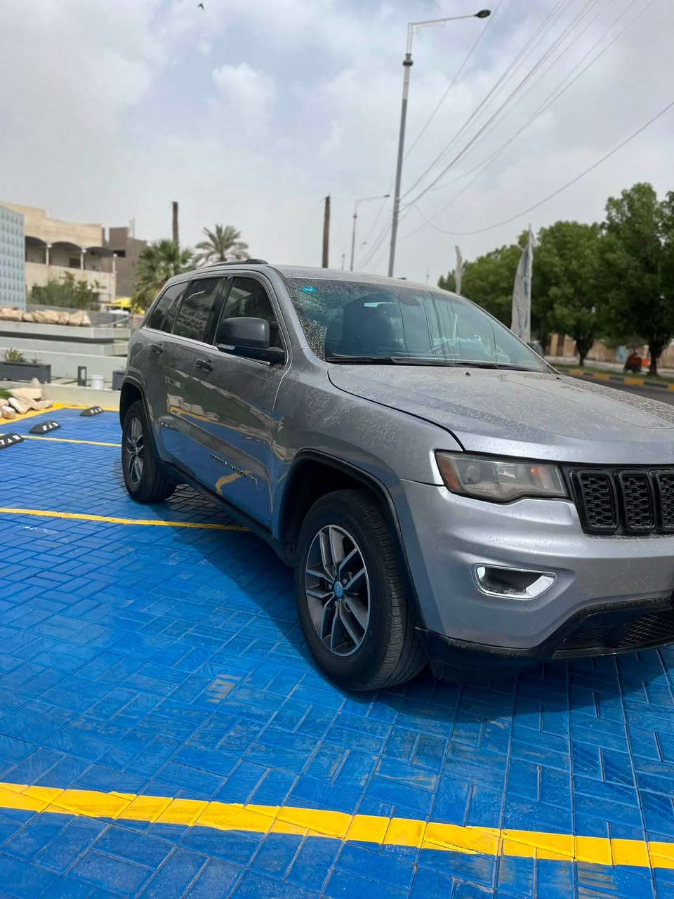 جيب كراند شيروكي 2020 Limited
السيارة رقم بصرة دولي توا صاعدة هزة شرط التحويل بأسمي شخصياً حادثها جاملغ وبنيد وبيها قطعتين كلير 
والباقي كفالة 
تشغيل بصمة وبصمة أبواب
شاشة كبيرة
سلايد
كاميرا خلفية
صندوق كهربائي
حساسات أمامية وخلفية
كروز كنترول
كشن جلد كهرباء
كشنات تدفئة
لايت LED وزينون
 العنوان بصرة 
رقم الهاتف: ***********
