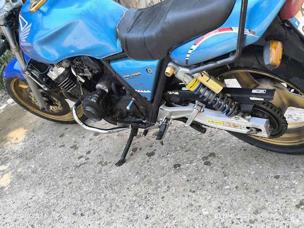 *للبيع دراجة هوندا F4 جيل اول* 🏍️
*المواصفات:*
- *الموديل*: 16 ولف - جيل اول
- *المحرك*: نضيف 100% - لا بخار ولا تنقيص ولا حماوة
- *الاوراق*: اصولي كاملة
- *الدبلات*: 4 دبلات شغالات
- *السلف*: جديد
- *الباتري*: جديد
- *الكهربائيات*: عليها ادامه كاملة

*الملاحظات:*
- بيها خلل بالكابريتر يرادله تضبيط وتقسيم
- صوت فيتس اكاكد فقط
- الدشبول: عداد السرعة والرون ما يشتغلن

*السعر*: 800 الف وبيها مجال للشراي
*المكان*: بابل - القاسم
*للاستفسار والاتصال*: ***********
