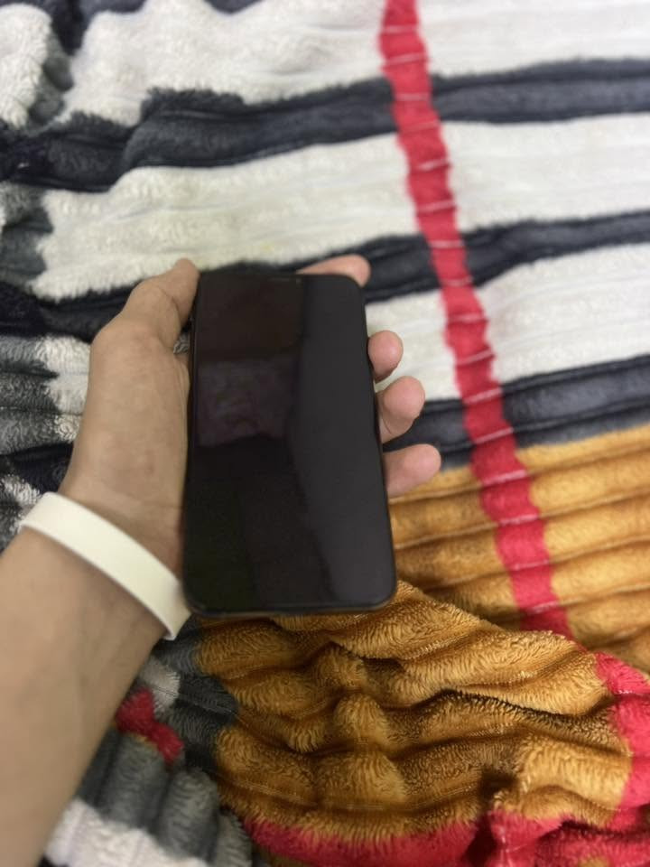 جهاز ايفون اكس اس 
نظيف 100 بل 100 
بس مبدل بطاريه وفيس ايدي مايشتغل
السعر 130 الف قفلل
التواصل على الواتساب
***********

نص مكتوب في الصور:
- 1:11
- حول
- رجوع
- < iPhone
- الاسم
- < 18.7.10
- iOS إصدار
- iPhone Xs
- اسم الطراز
- MTAY2J/A
- رقم الطراز
- G0NYV1Y3KPGF
- الرقم التسلسلي
- انتهت صلاحية التغطية
- القطع وسجل تاريخ الخدمة
- 0
- الأغاني
- 8
- الفيديوهات
- 235
- الصور
- 17
- التطبيقات
- 1:10
- القطع والخدمة
- تجمع Apple سجل تاريخ القطع والخدمة,
- ويعرض السجل معلومات عن هذا الـ iPhone
- وحالته وتفاصيل إصلاحه. معرفة المزيد...
- سجل تاريخ الخدمة
- البطارية
- غير معروف
- بصمة الوجه
- مشكلة
- رجوع حالة البطارية والشحن
- رسالة مهمة حول البطارية
- غير قادر على التحقق من أن هذا الـ iPhone يحتوي على بطارية أصلية من Apple. قد لا تكون التفاصيل الواردة من هذه البطارية دقيقة.
- لمعرفة المزيد
- 100%
- الحد الأقصى للقدرة
- هذا قياس لقدرة البطارية مقارنة بقدرتها عندما كانت جديدة. قد تتسبب القدرة المنخفضة بتقليل ساعات الاستخدام بين عملية الشحن والأخرى.
- أقصى قدرة للأداء
- الـ iPhone غير قادر على تحديد عمر البطارية.
- شحن البطارية المحسن
- للحد من استنزاف عمر البطارية، يتعلم الـ iPhone من عادات الشحن اليومية، بحيث ينتظر ولا يتجاوز 80% حتى يحين موعد حاجتك إلى استخدامه.
- الشحن بالطاقة النظيفة