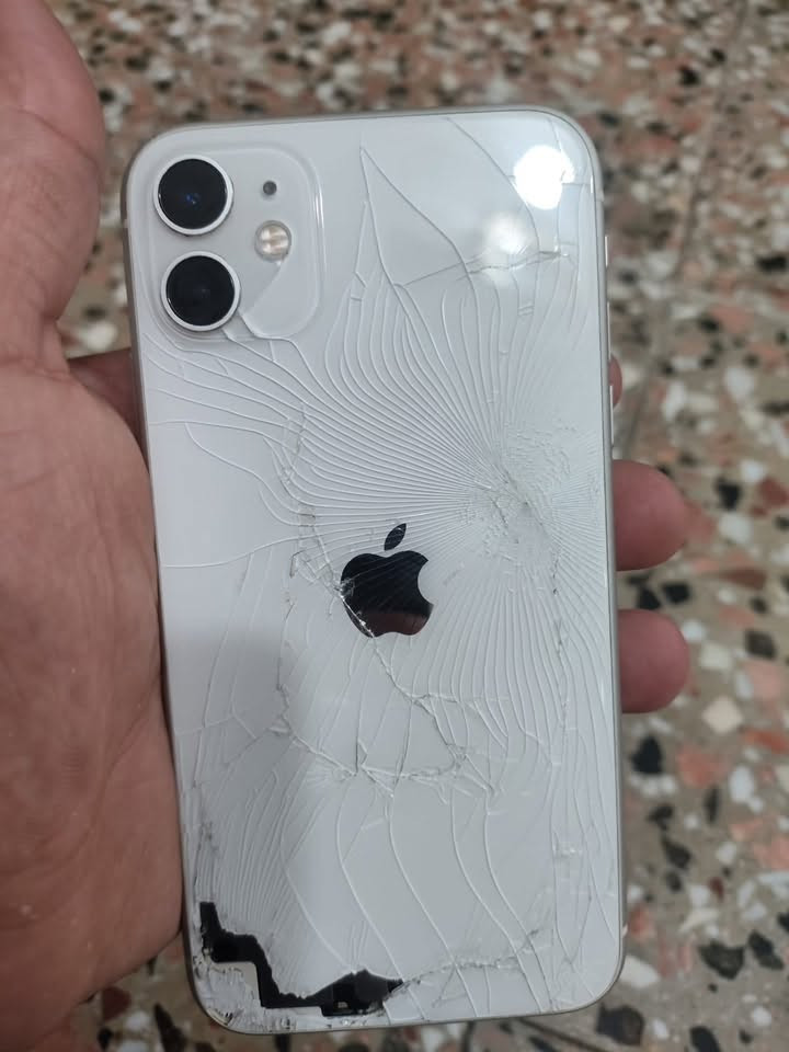 السلام عليكم
ايفون ١١عادي نضيف بطاريه ١٠٠وشاشه مبدله نوع اصلي كامرات السلفي شغاله والخلفيه لا والفلاش ايضاً فيس ايدي شغال هزاز سماعات كله شغال جهاز ذاكرته١٢٨السعر ١٥٠وبي مجال***********
