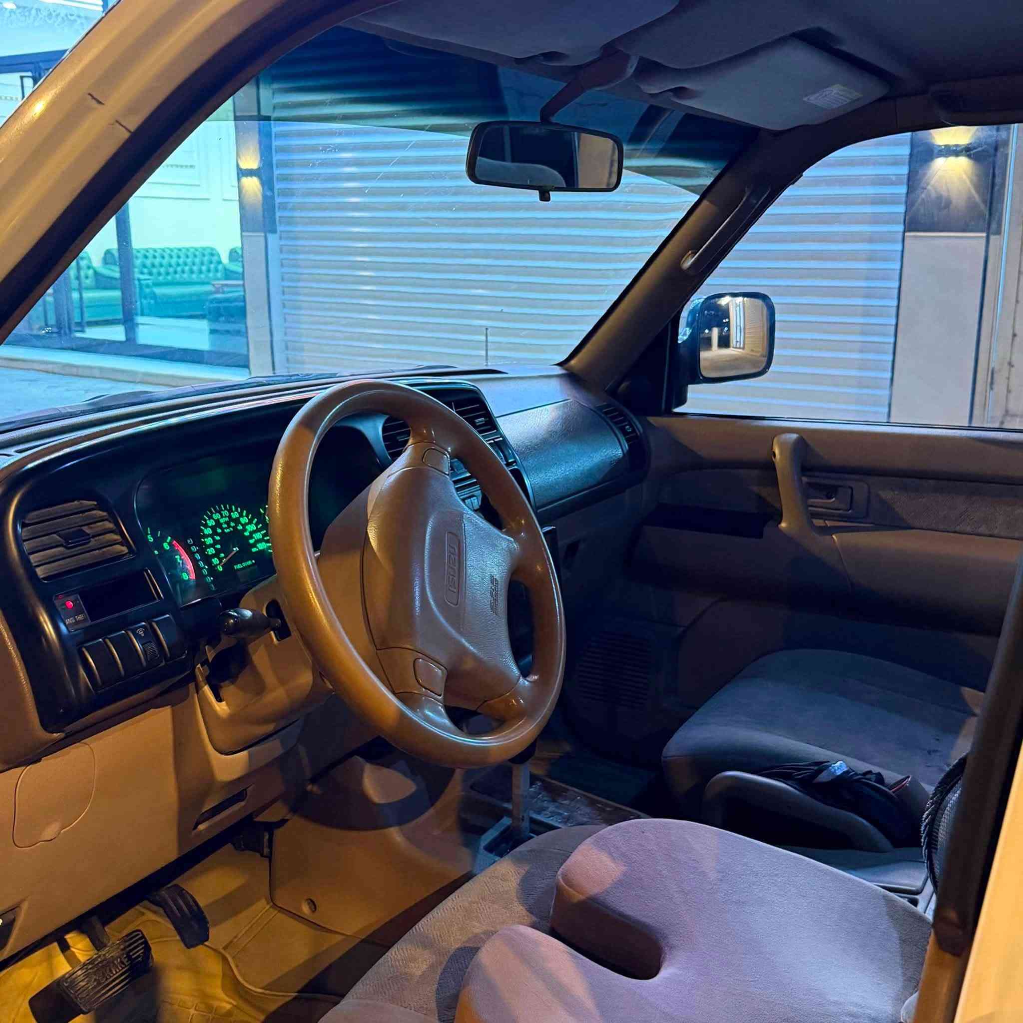 السلام عليكم
سيارة ازوزه تروبر موديل 2000 للبيع 
مكينه محور vvt 3000 جديده سياره نظيفه كلش دواخل وكشره تبريد شغال ويخبل، 
ملاحظة الكير بي تاخير فقط والباقي جاهزه من كلشي. مكان السياره البصره الزبير
سعر السيارة 80 وبيها مجال حك الجيه
***********
