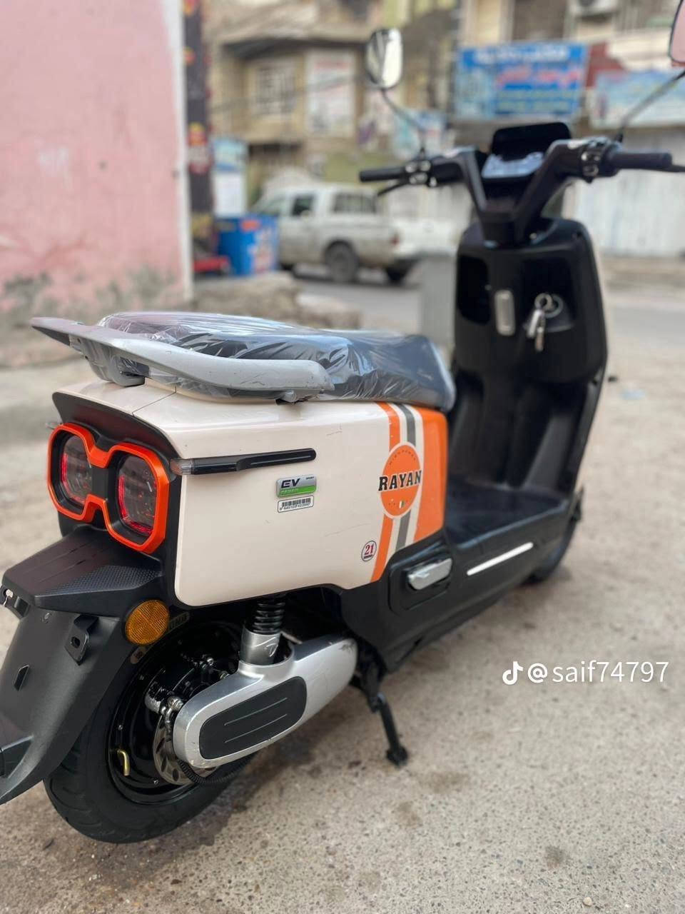السلام عليكم دراجة شحن ريان
ام عيون 6 بطاريات نضيفات 
قفل ستيرن 
بصمة انذار 
تشغيل عن بعد 
لايت عالي ناصي 
نضام بارك P 
منفذ يو اس بي 
السعر 750 
و بيها مجل العنوان بغداد الشعب 
الرقــــــــم ***********
