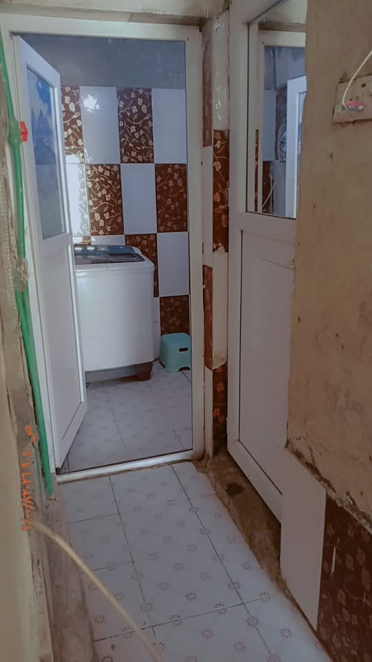 سلام عليكم بيت للبيع مساحه 100خلفي غرفه ومطبخ وهول وساحه صغيره مكان بدجين قرب موكب صدر العراق الثالث وقريب على شارع القسم  الاستفسار ‭***********‬
