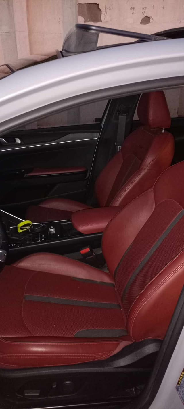 K5 gt line. 1600 T 
للبيع كي فايف موديل 2022

السياره استخدام نظيف جدا وترايها حلو السياره 
ماشيه 110000 كيلو متر حقيقي.  بدون اي خلل 

صيانه دوريه اول باول. تفاصيل كامله بالسياره. 
دهن اكسادو بانزين محسن فقط 

١- بانوراما طكتين 
٢- تبريد منفصل
٣- قياده اليه 
٤- بصمه
٥ - تشغيل عن بعد 
٦- رادارات. امامي خلفي جانبي 
٧ - نقطه عمياء 
٨- لد امامي خلفي 
٩-داخل احمر 
١٠-ضايفلها عزل جام درجه اولى مال حراره 
 والموصفات البقيه لليعرفلها جنايه الكي فايف 

مكانها بغداد. رقم اربيل باسمي تحويل مباشر  بدون اي وكاله 

لونها اسمنتي. بيها قطعه وحده صبغ. ( بنيد بدون ايرباك ) وبيها بارد جاملع امامي وشويه من الباب 

هذا كل الي بيها.  السياره ناصبه ومرتبه وجاهزه بدون اي نقص 

***********
