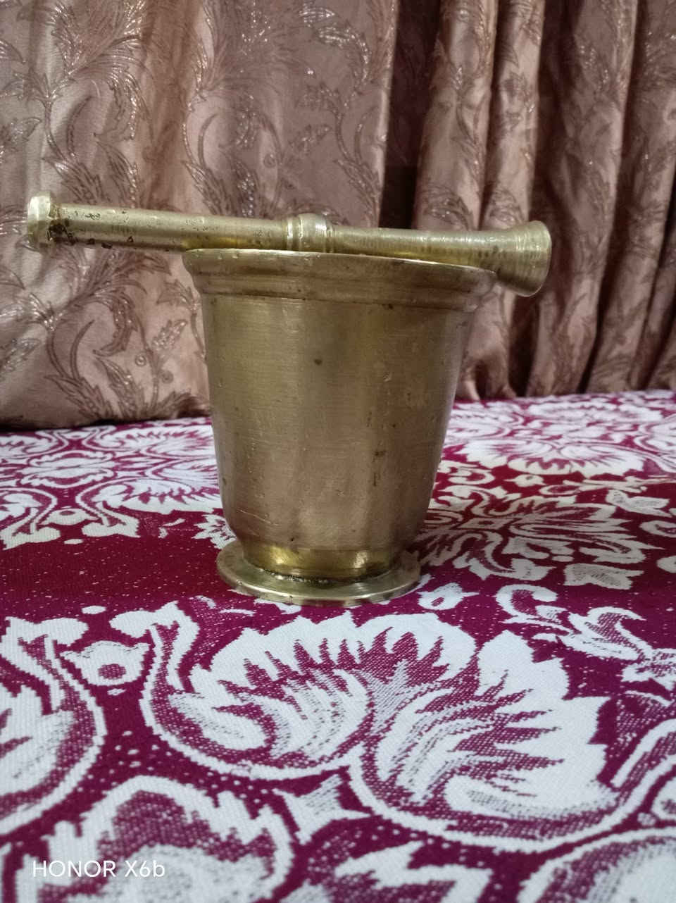هاون نحاس قديم
الطول: 13.5cm
القطر: 13cm
طول اليدة: 22.5cm
الوزن: 2.350kg
السعر خاص

نص مكتوب في الصور:
- HONOR X6b